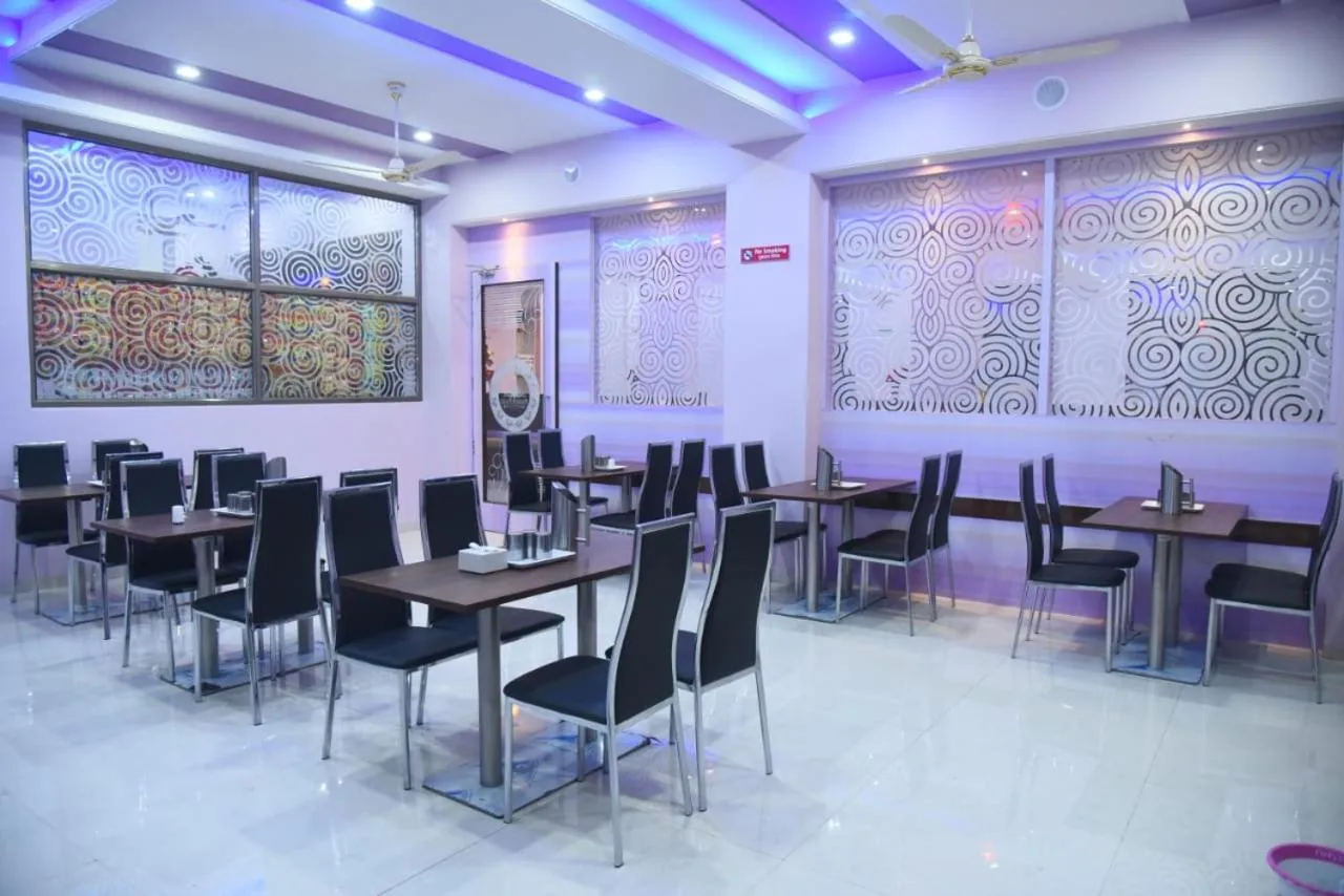 Restaurant/places to eat in Hotel President Palace, Akkalkot
