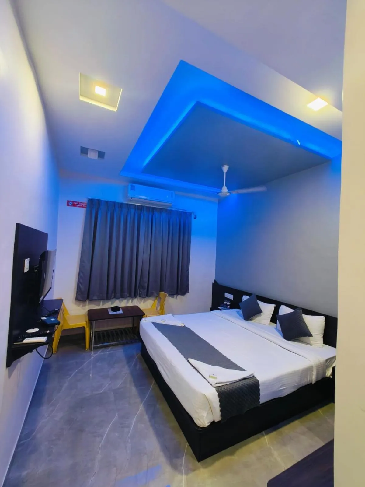 Bed in Hotel President Palace, Akkalkot