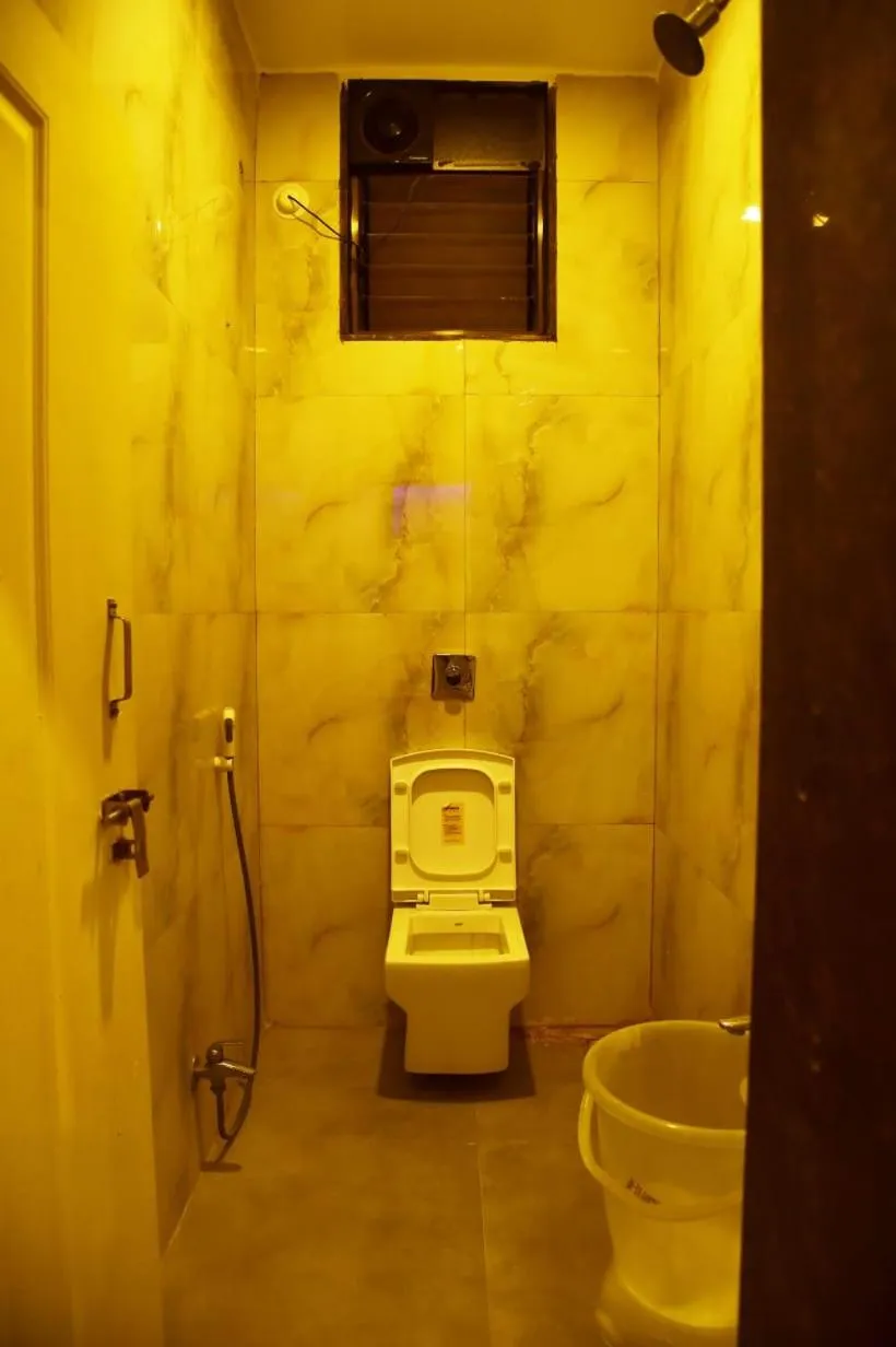 Shower in Hotel President Palace, Akkalkot