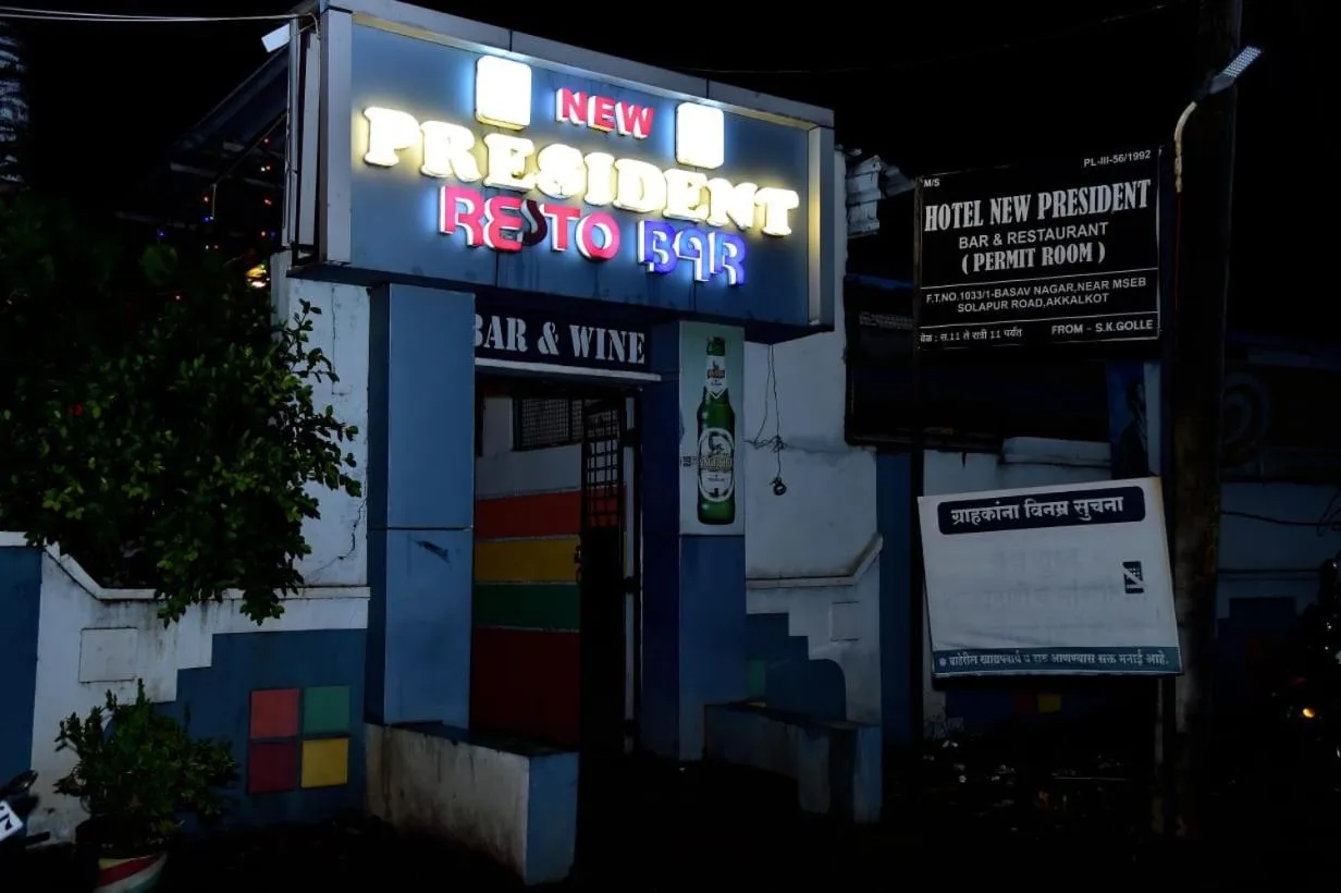 Facade/entrance in Hotel President Palace, Akkalkot