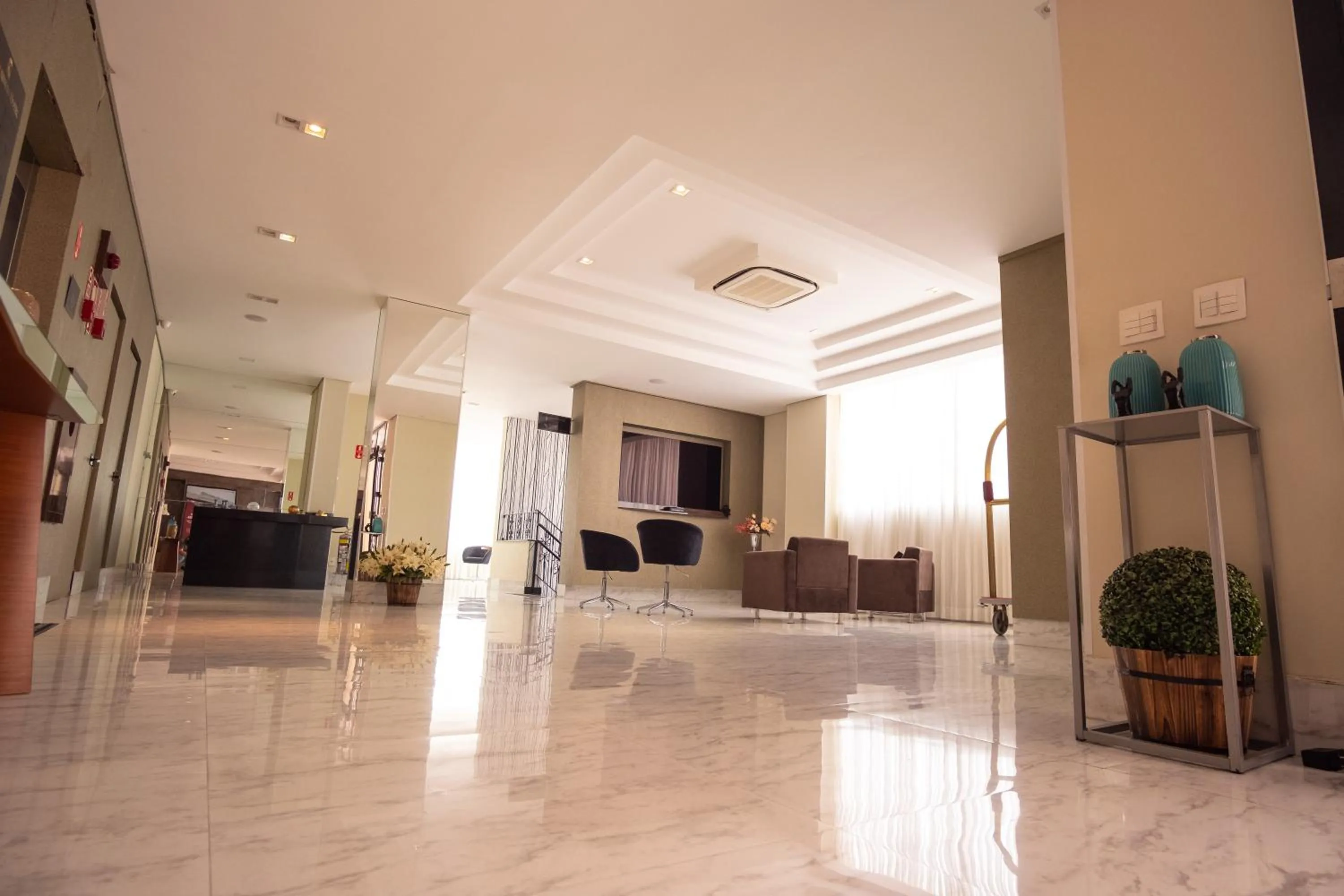 Communal lounge/ TV room in Padom Business Hotel