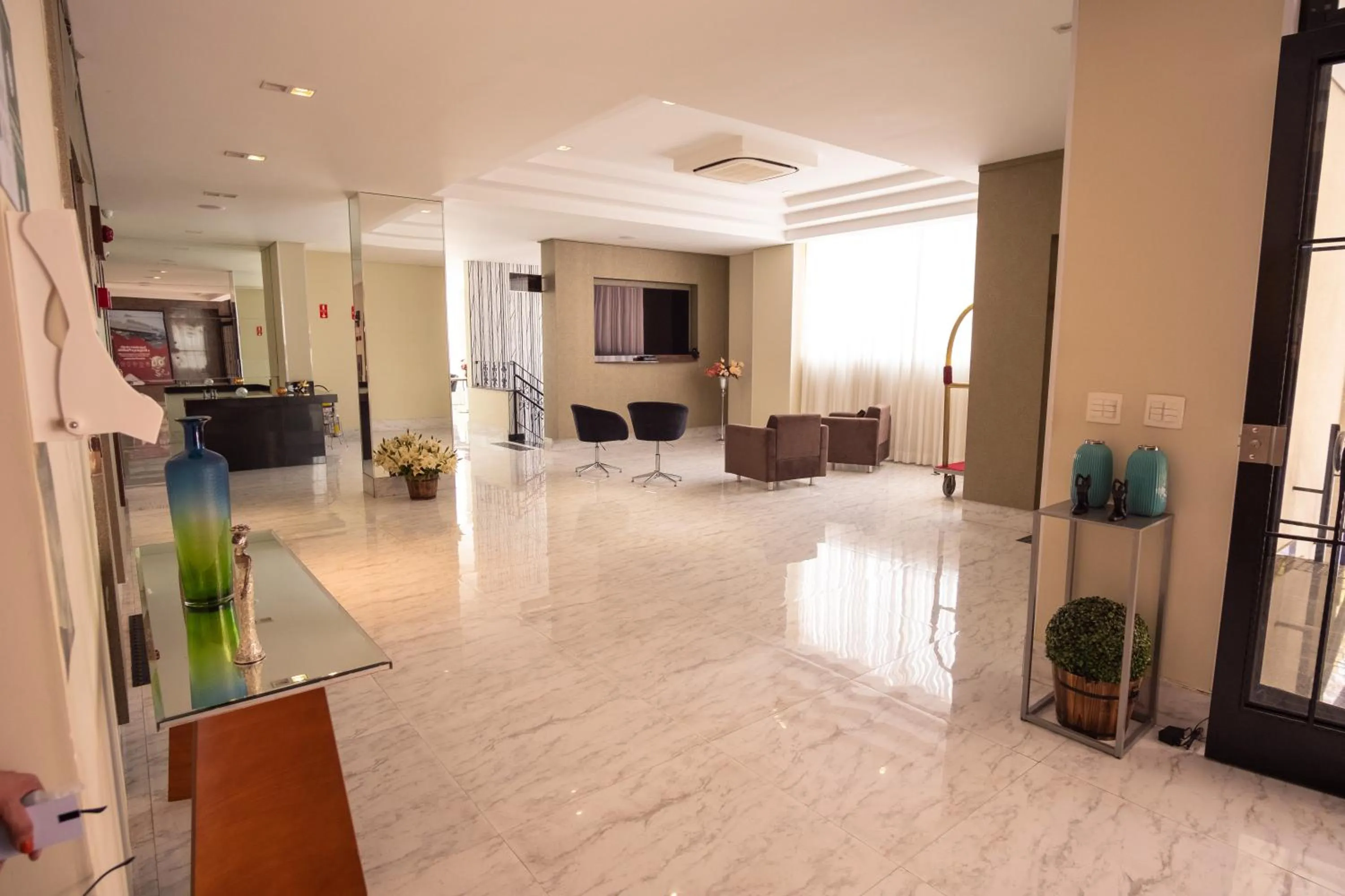 Communal lounge/ TV room in Padom Business Hotel