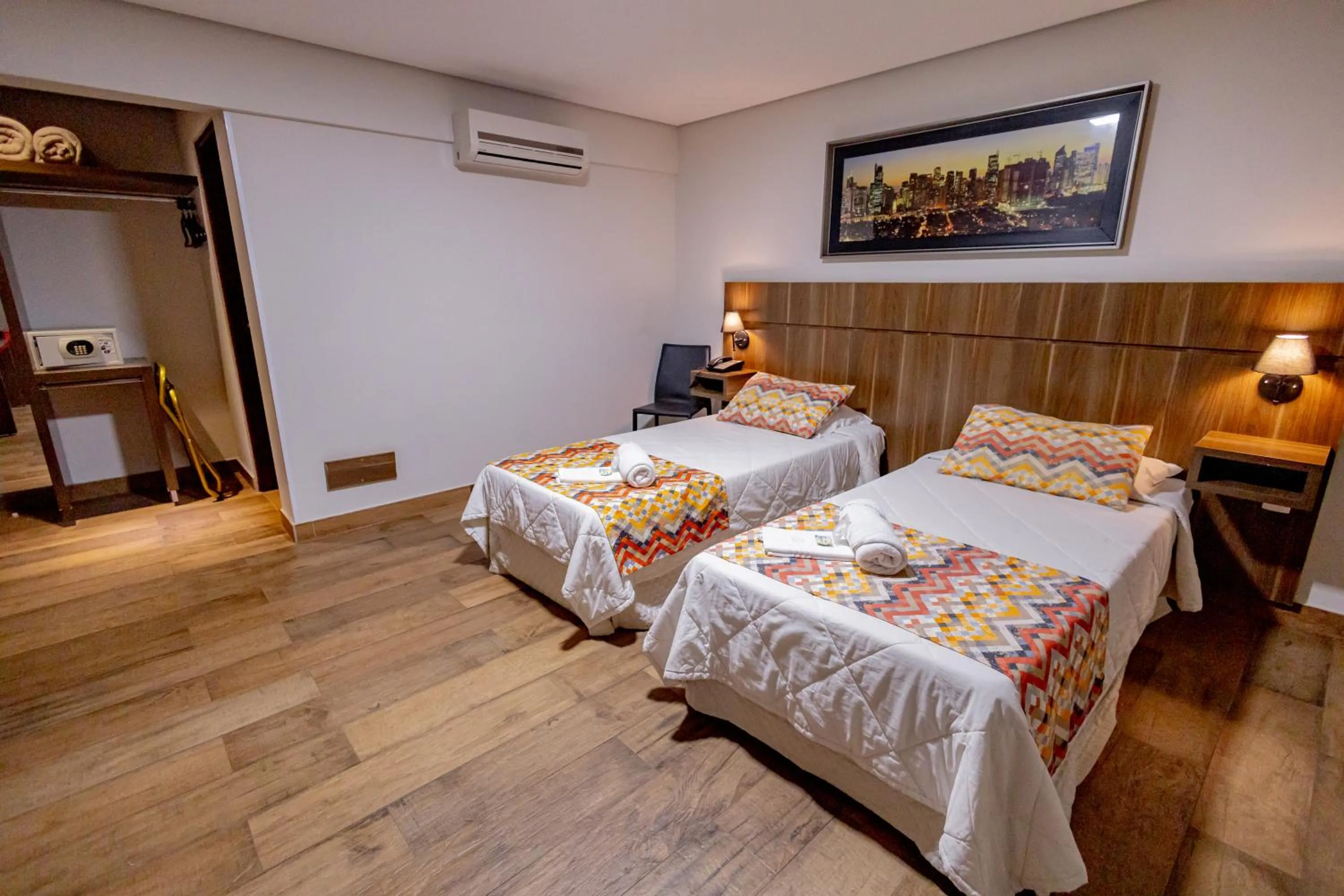 Bed in Padom Business Hotel