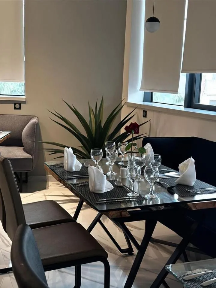 Restaurant/places to eat in ONYX by luna