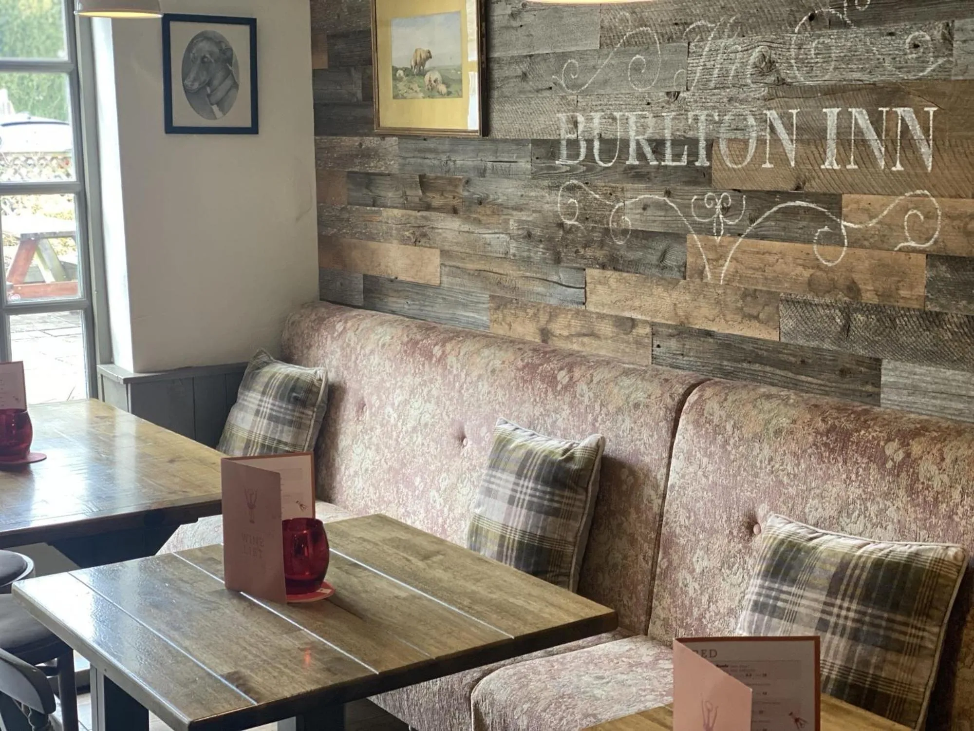 Lounge or bar in Burlton Inn