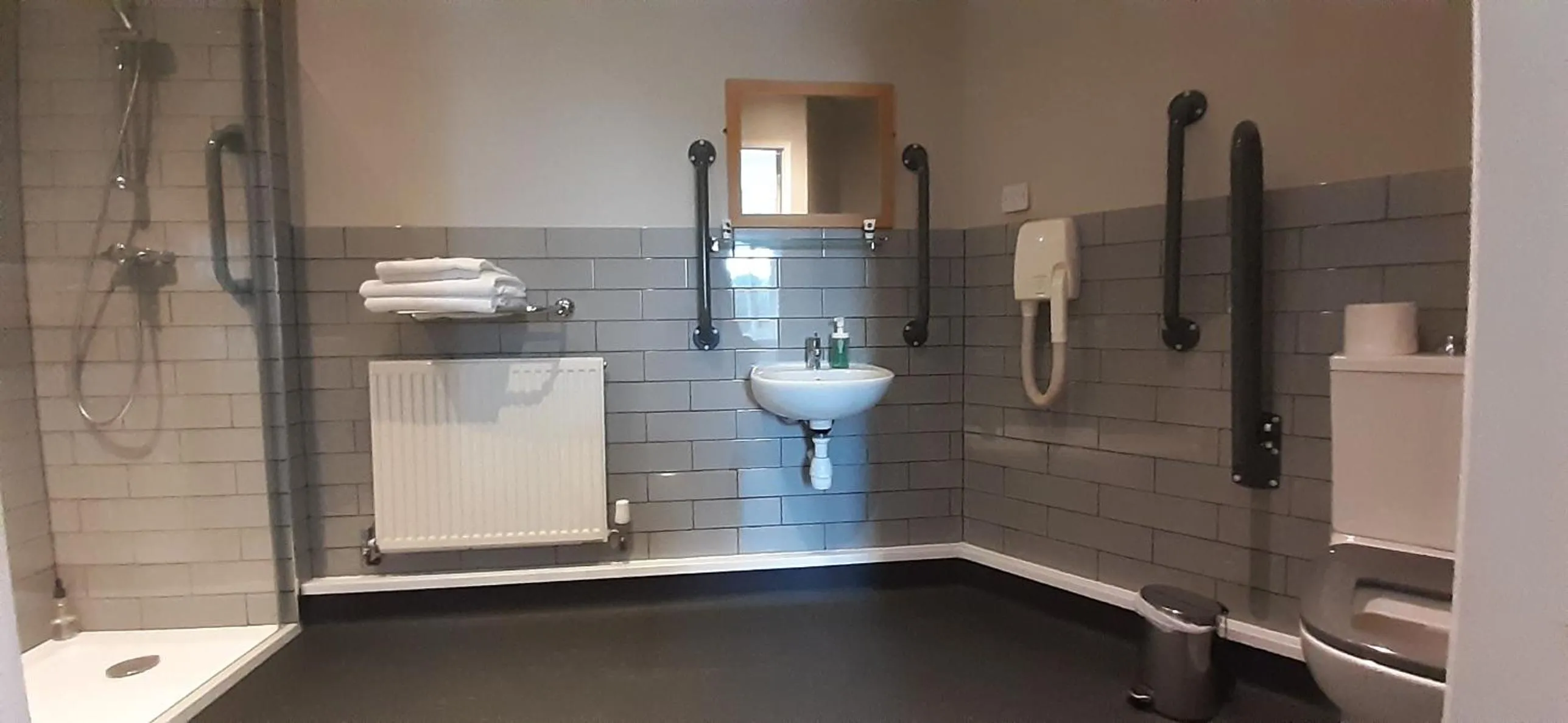 Bathroom in Burlton Inn