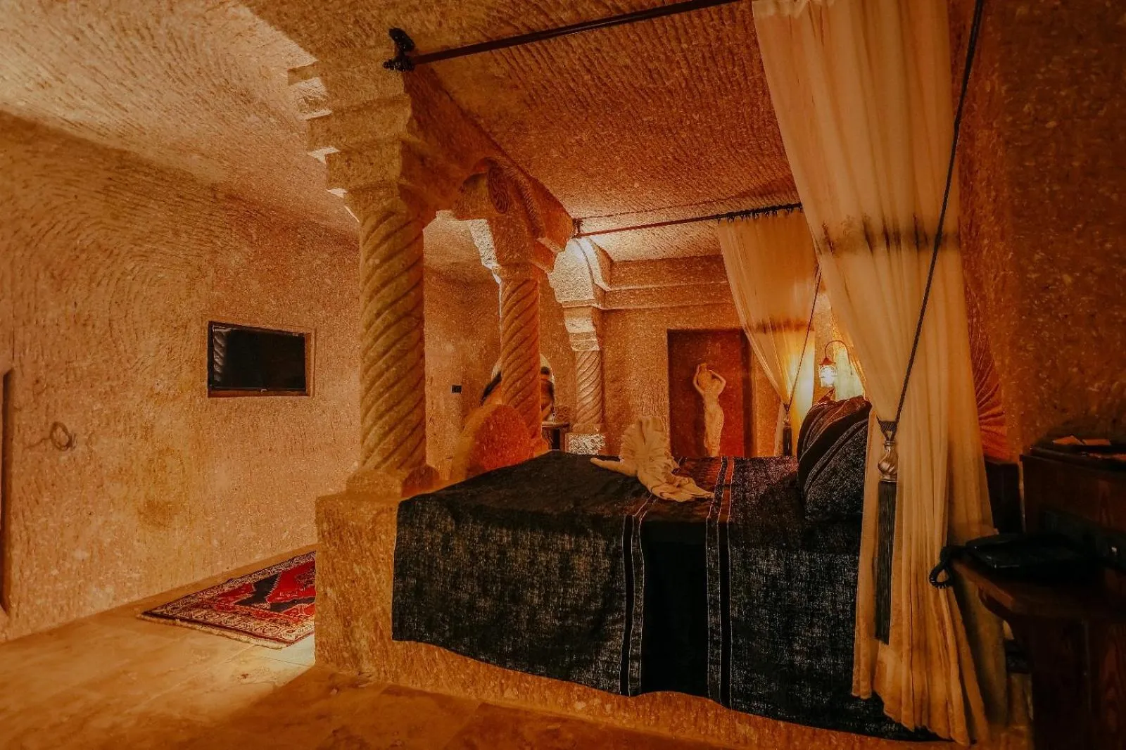 Bedroom, Bed in Zümrütü Anka Cave