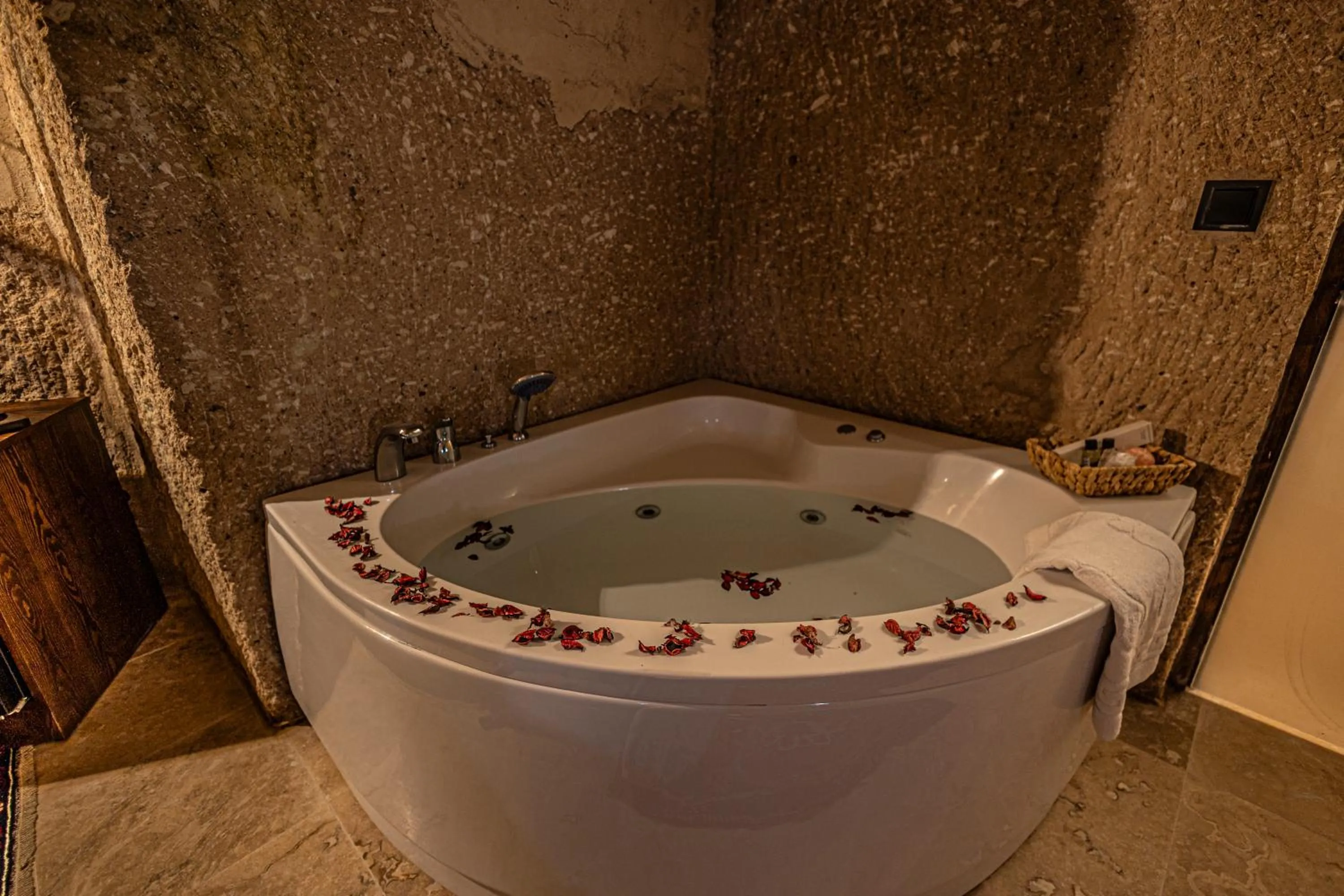 Breakfast in Zümrütü Anka Cave