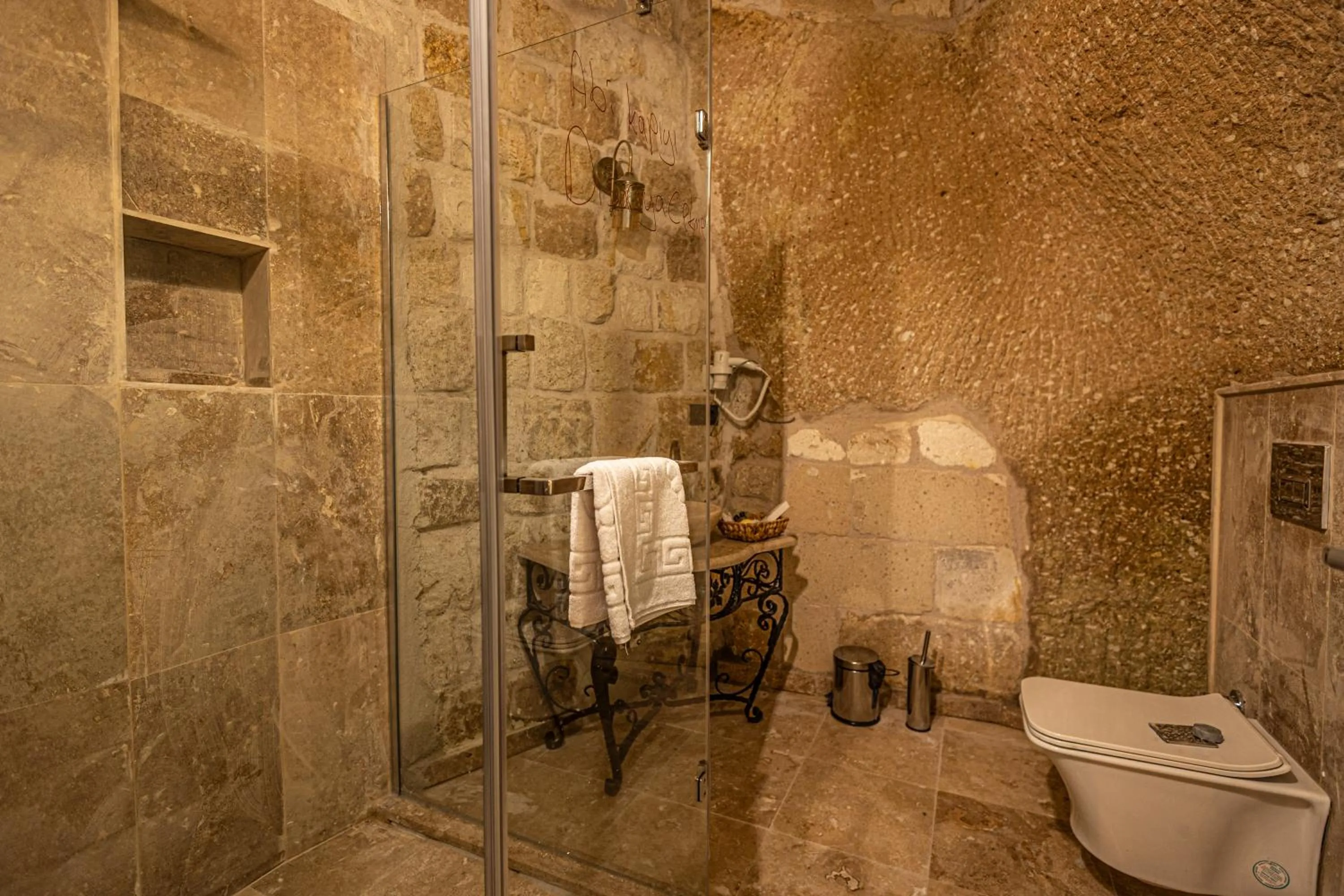 Breakfast in Zümrütü Anka Cave