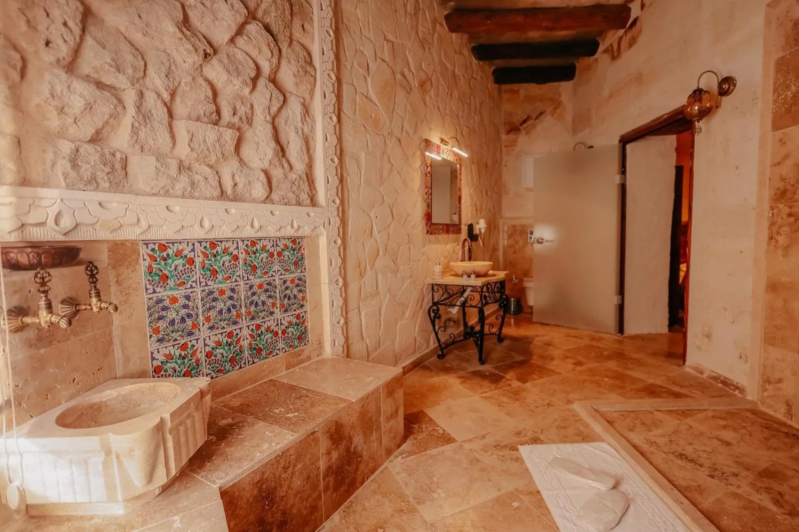 Bathroom, Bed in Zümrütü Anka Cave