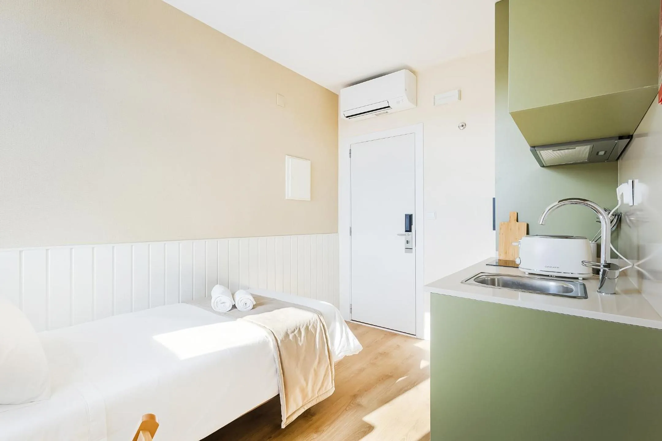 Photo of the whole room, Bed in Metropolitan Living Lisbon - Campolide