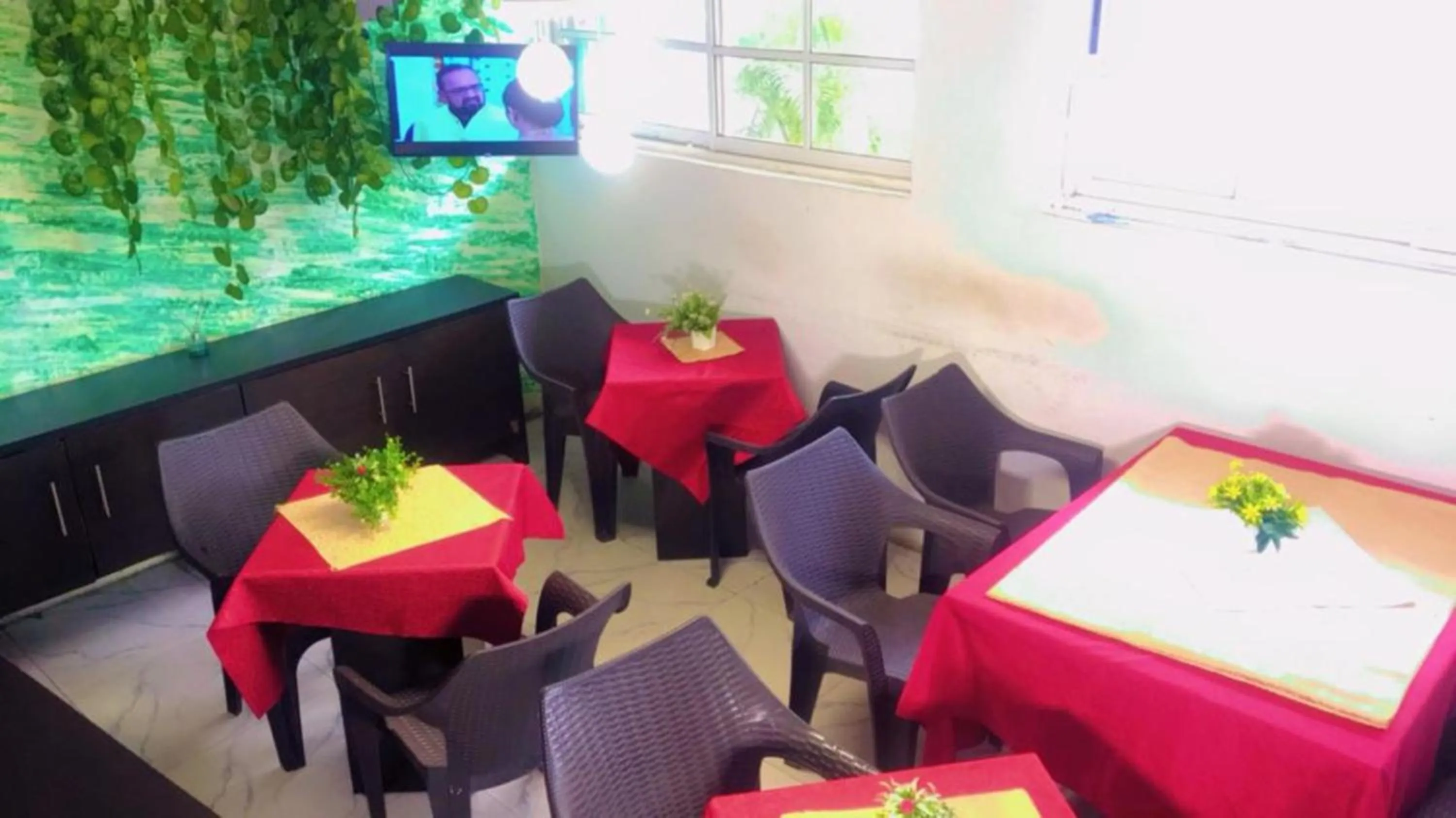 Restaurant/places to eat in Autograph Apartment