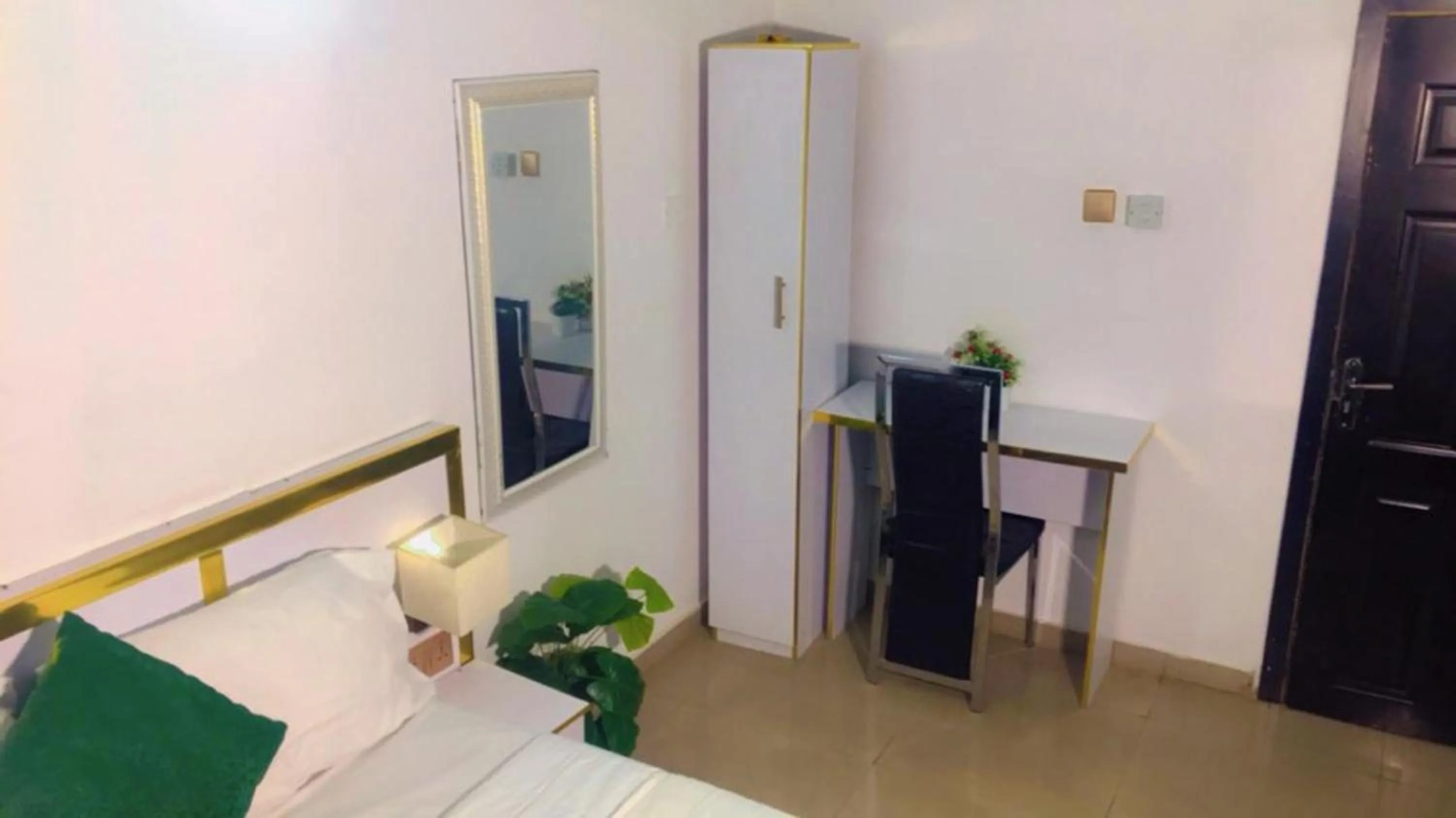 Photo of the whole room, Bed in Autograph Apartment