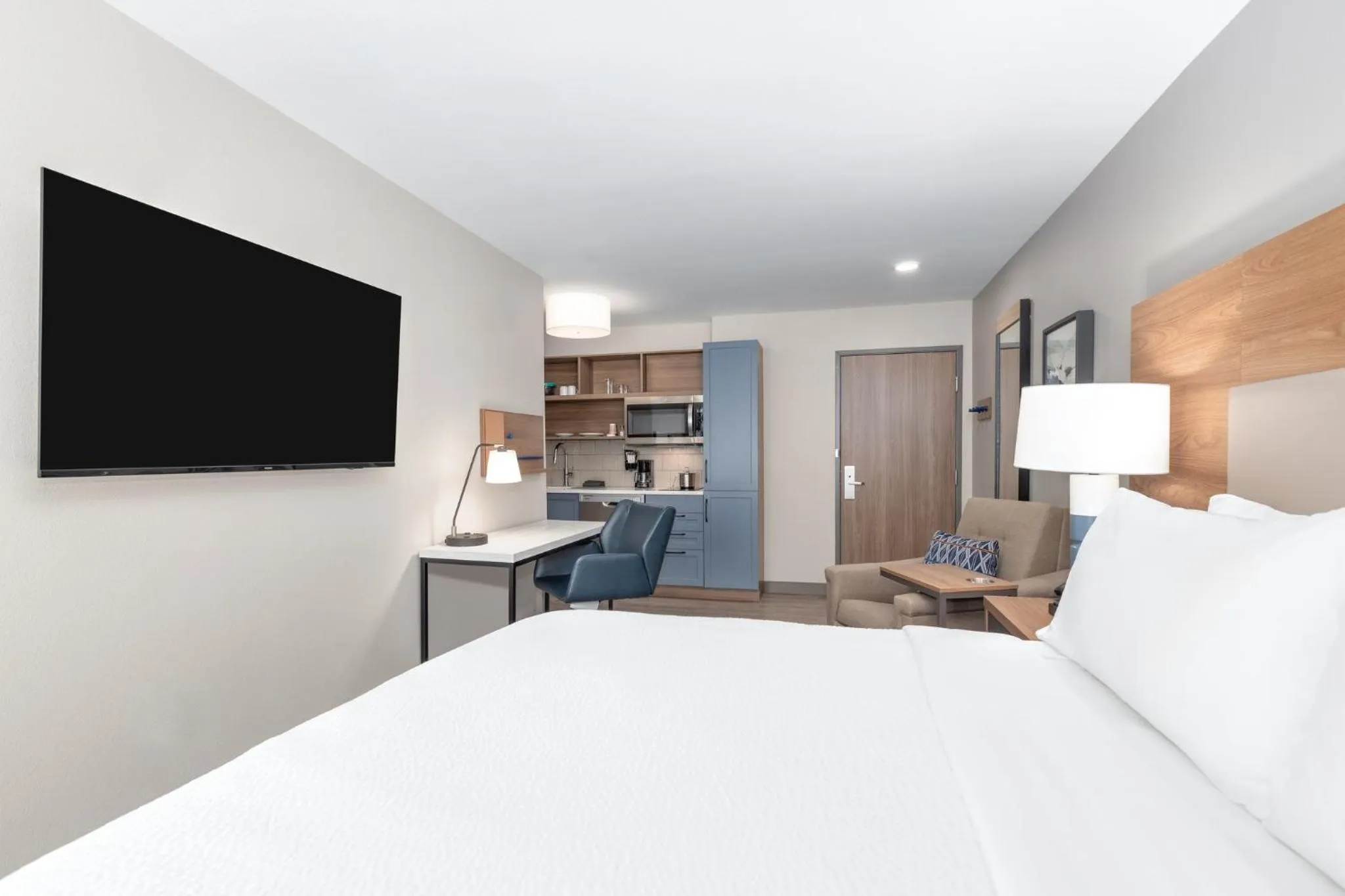 Photo of the whole room, Bed in Candlewood Suites Navasota by IHG