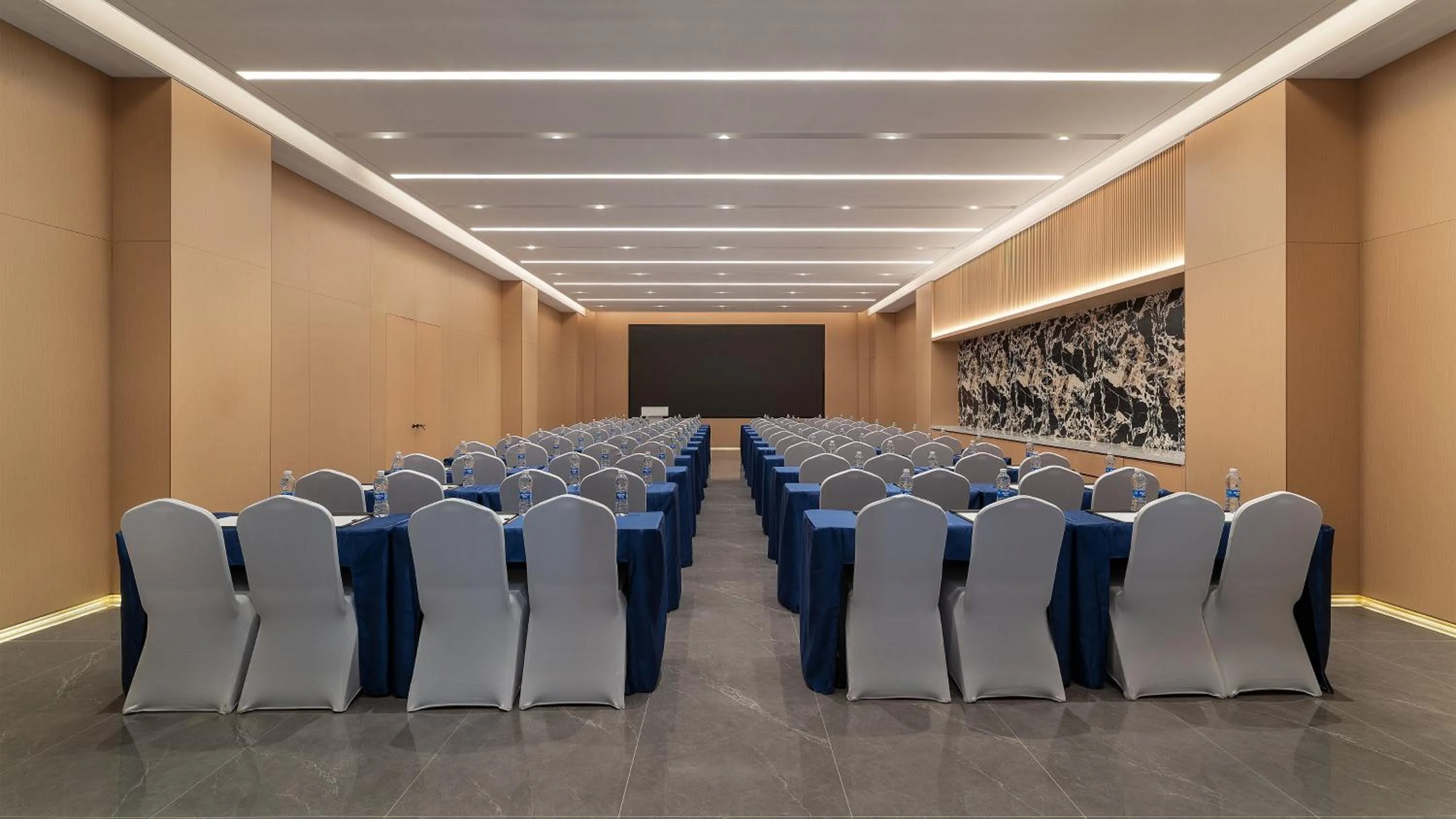 Meeting/conference room in Holiday Inn Express Kunming Economic Dev Zone by IHG