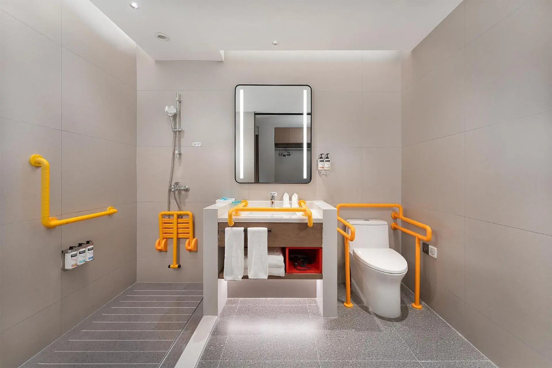 Standard Double Room with Two Double Beds - Disability Access in Holiday Inn Express Kunming Economic Dev Zone by IHG Standard Double Room with Two Double Beds - Disability Access in Holiday Inn Express Kunming Economic Dev Zone by IHG