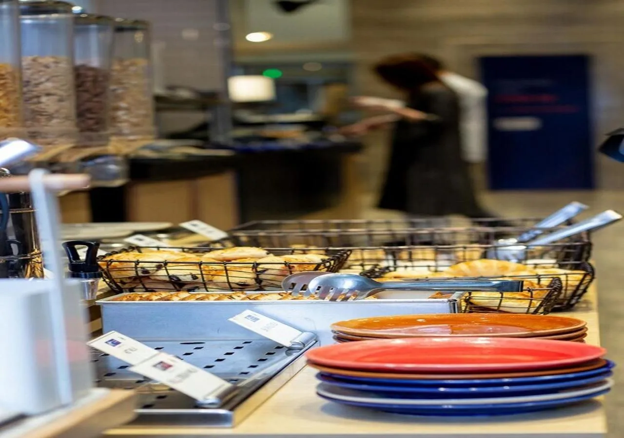 Food and drinks in Holiday Inn Express Greater Noida Knowledge Park by IHG