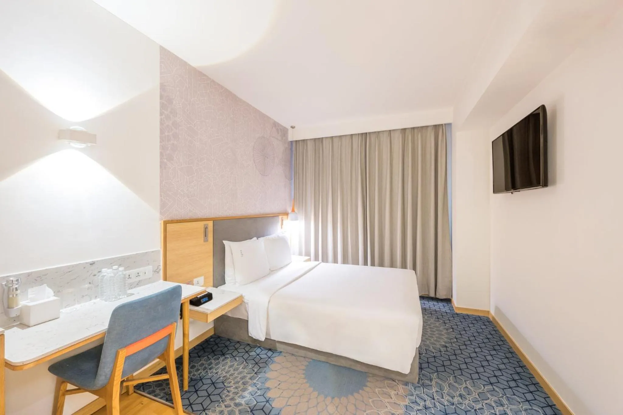 Photo of the whole room, Bed in Holiday Inn Express Greater Noida Knowledge Park by IHG