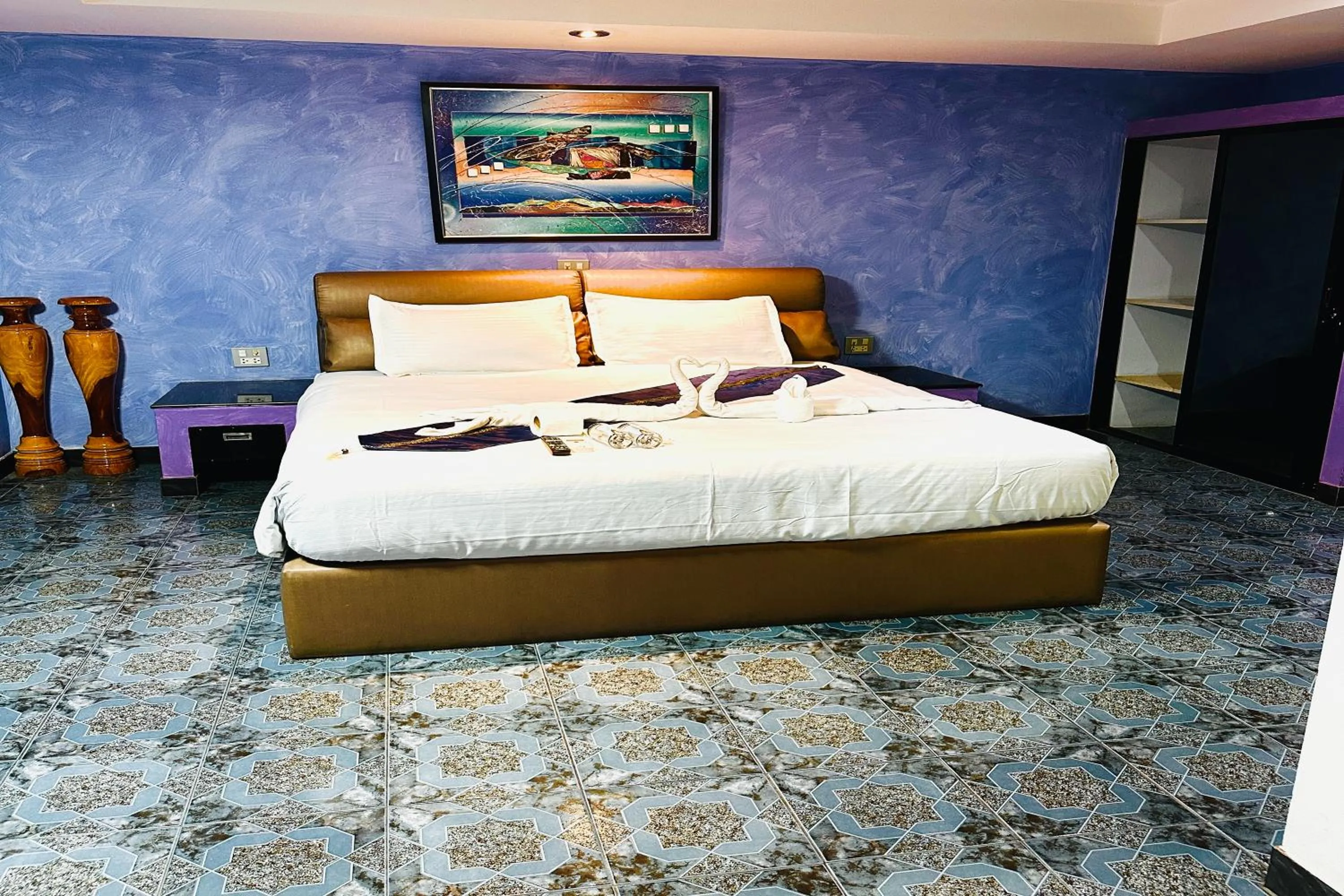 Bedroom, Bed in Koenig Hotel Pattaya