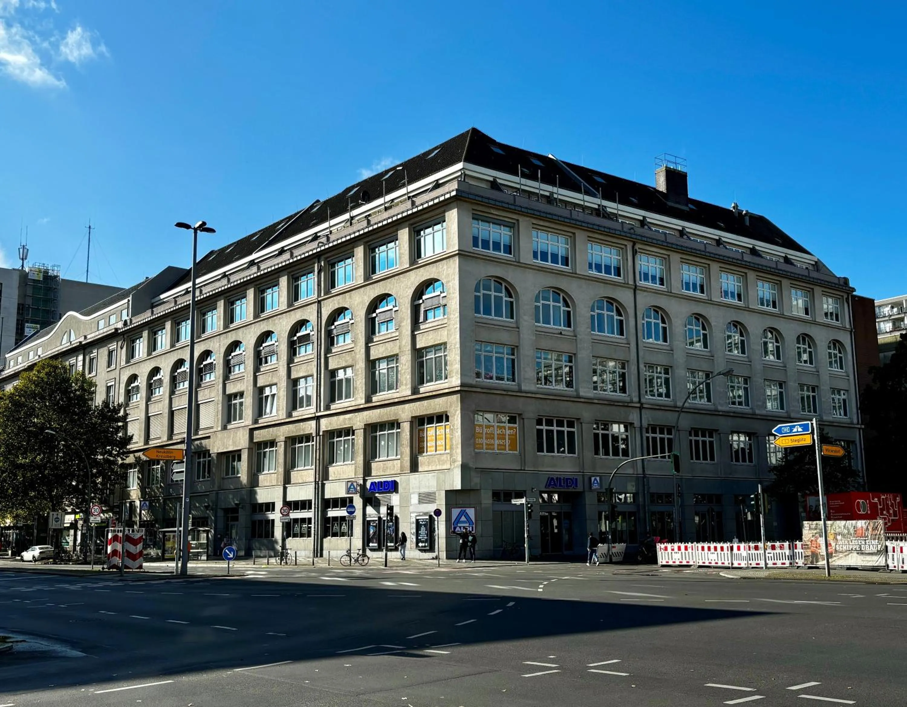 Property building in Coffee Inn Hostel Berlin