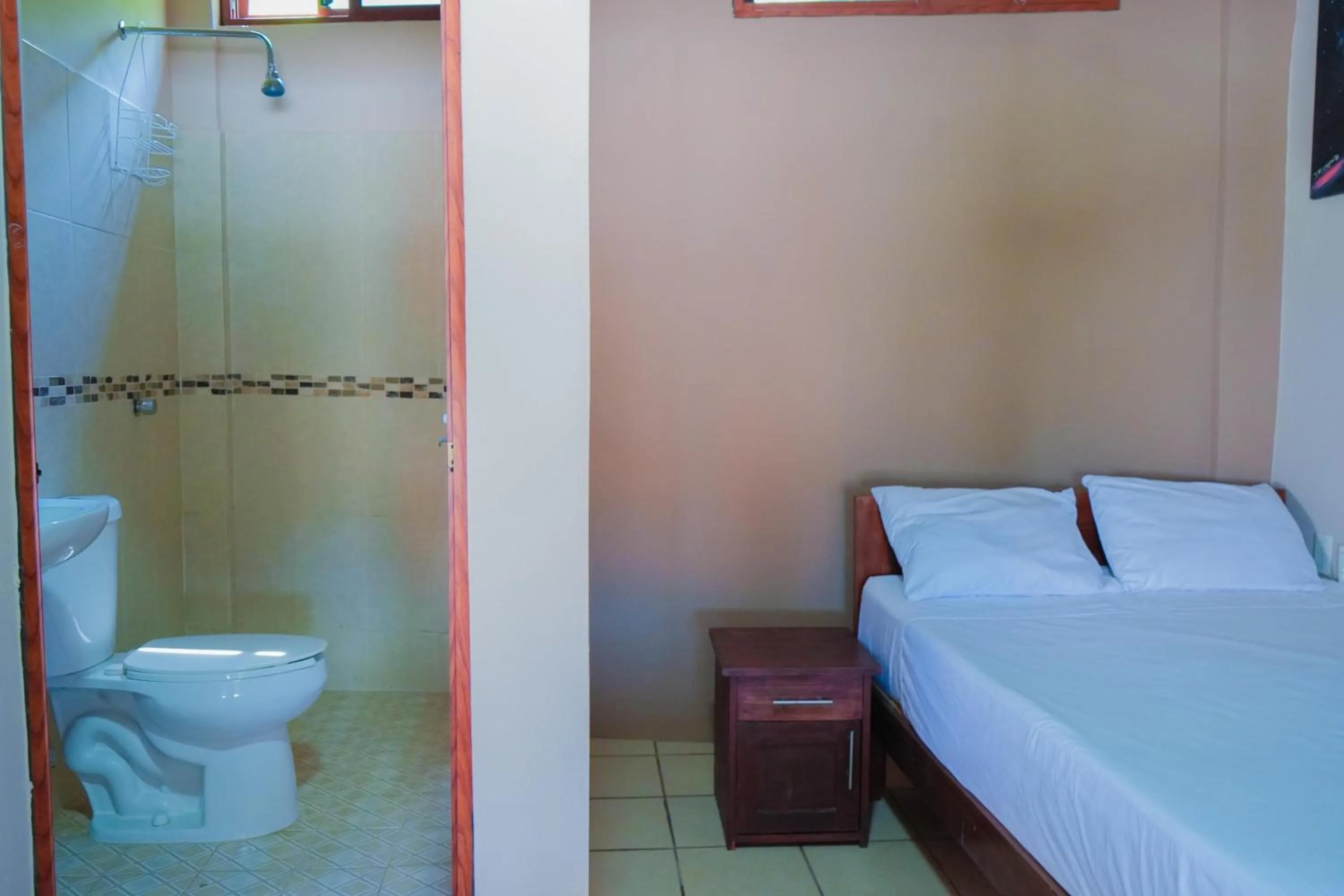 Shower, Bed in Posada El Mágico