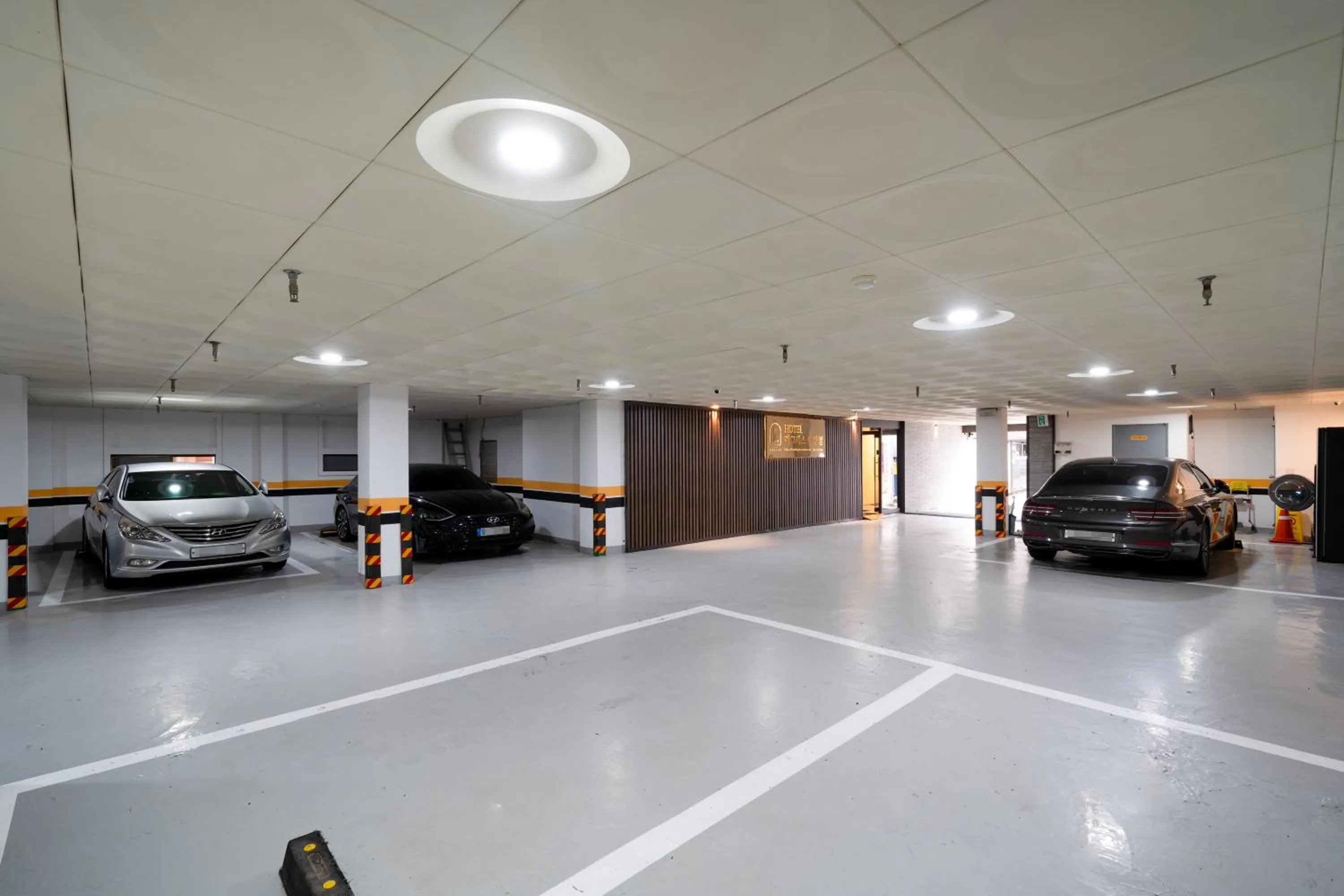 Parking in Hotel Laglas Asan