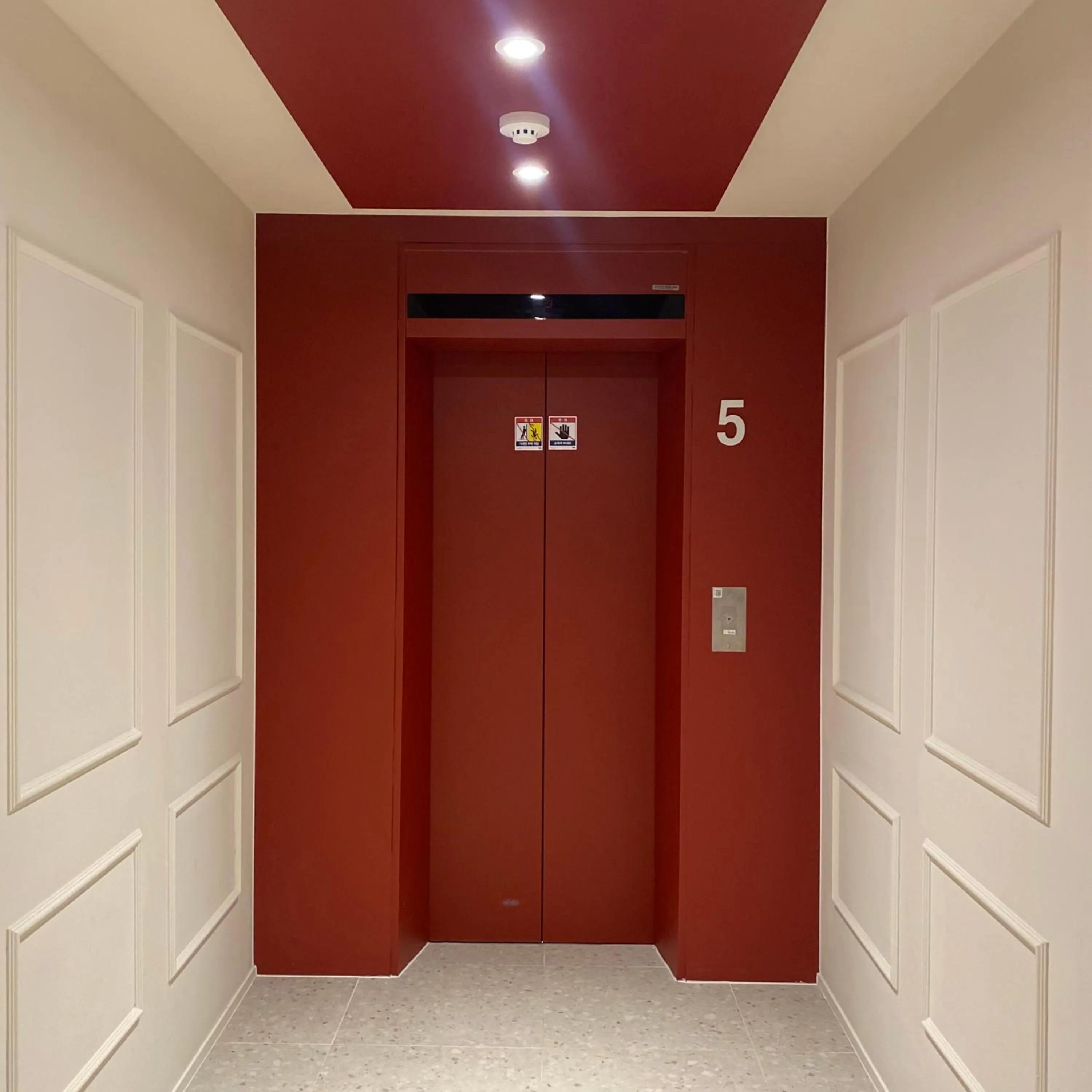 elevator in Hotel Laglas Asan