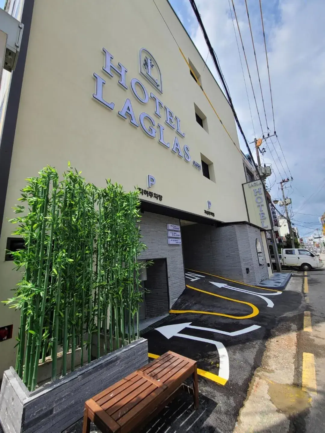 Property building in Hotel Laglas Asan Property building in Hotel Laglas Asan