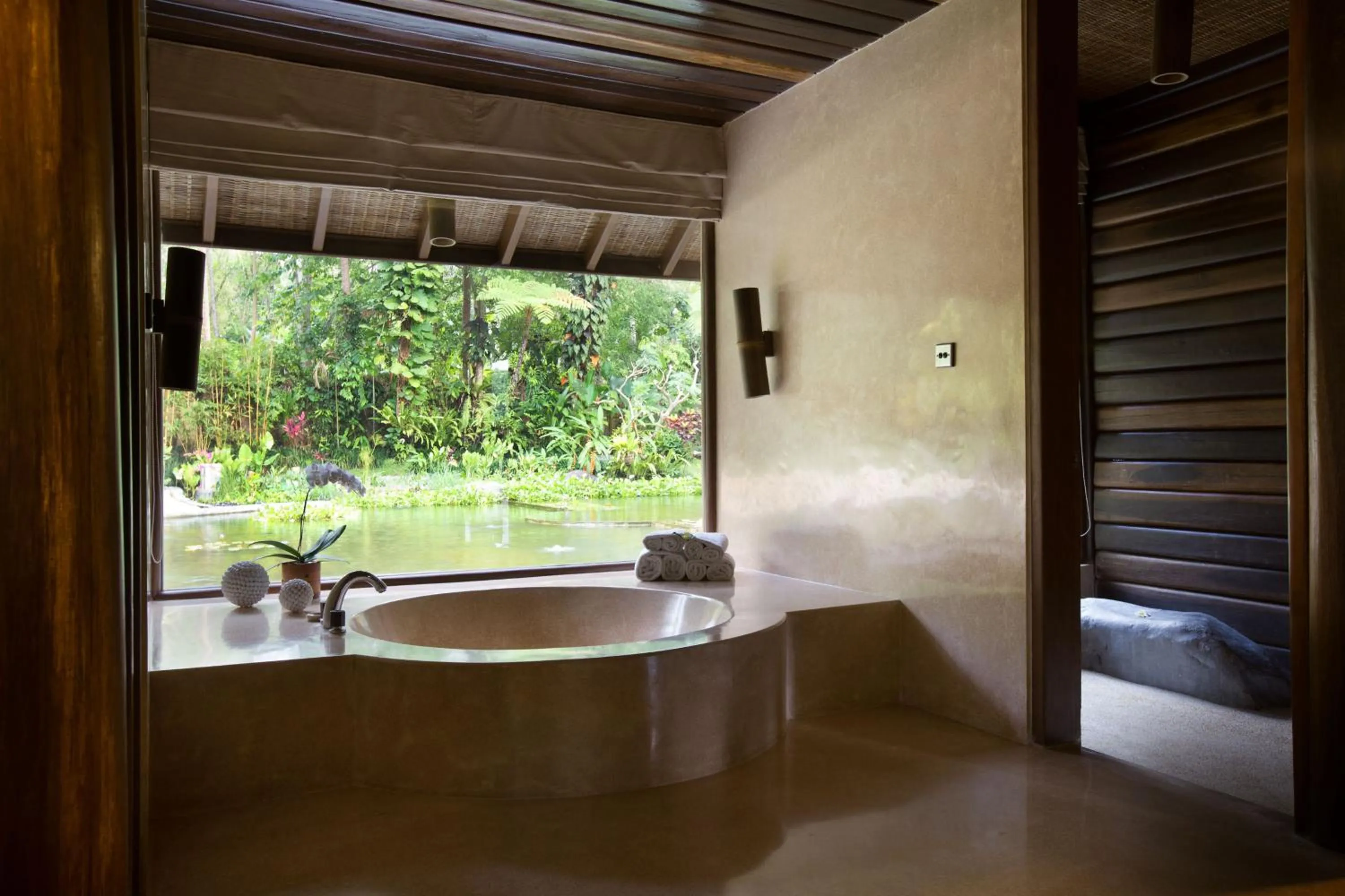 Bath in Kamaniiya River Villa Sayan - Ubud