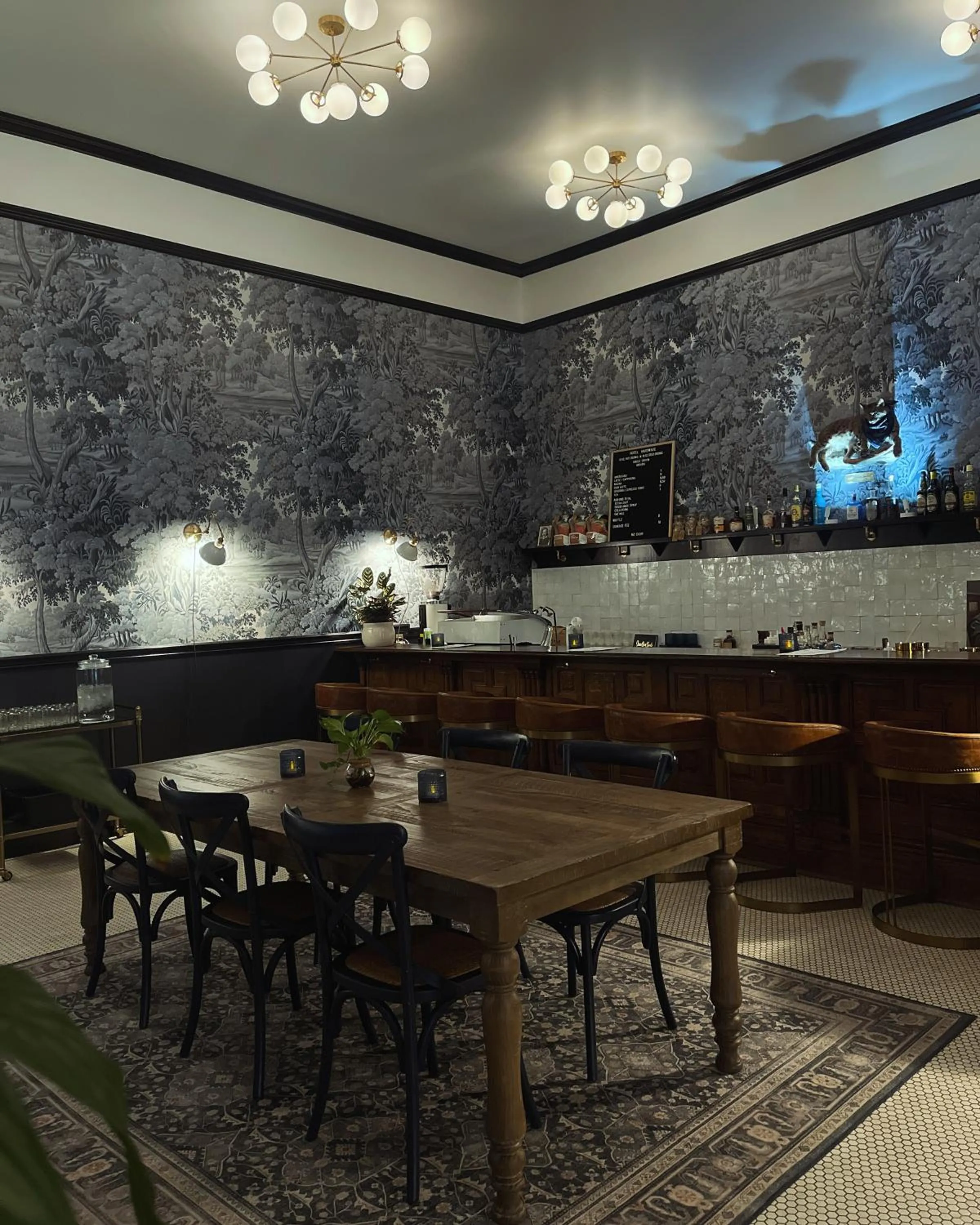 Restaurant/places to eat in Hotel Hardware