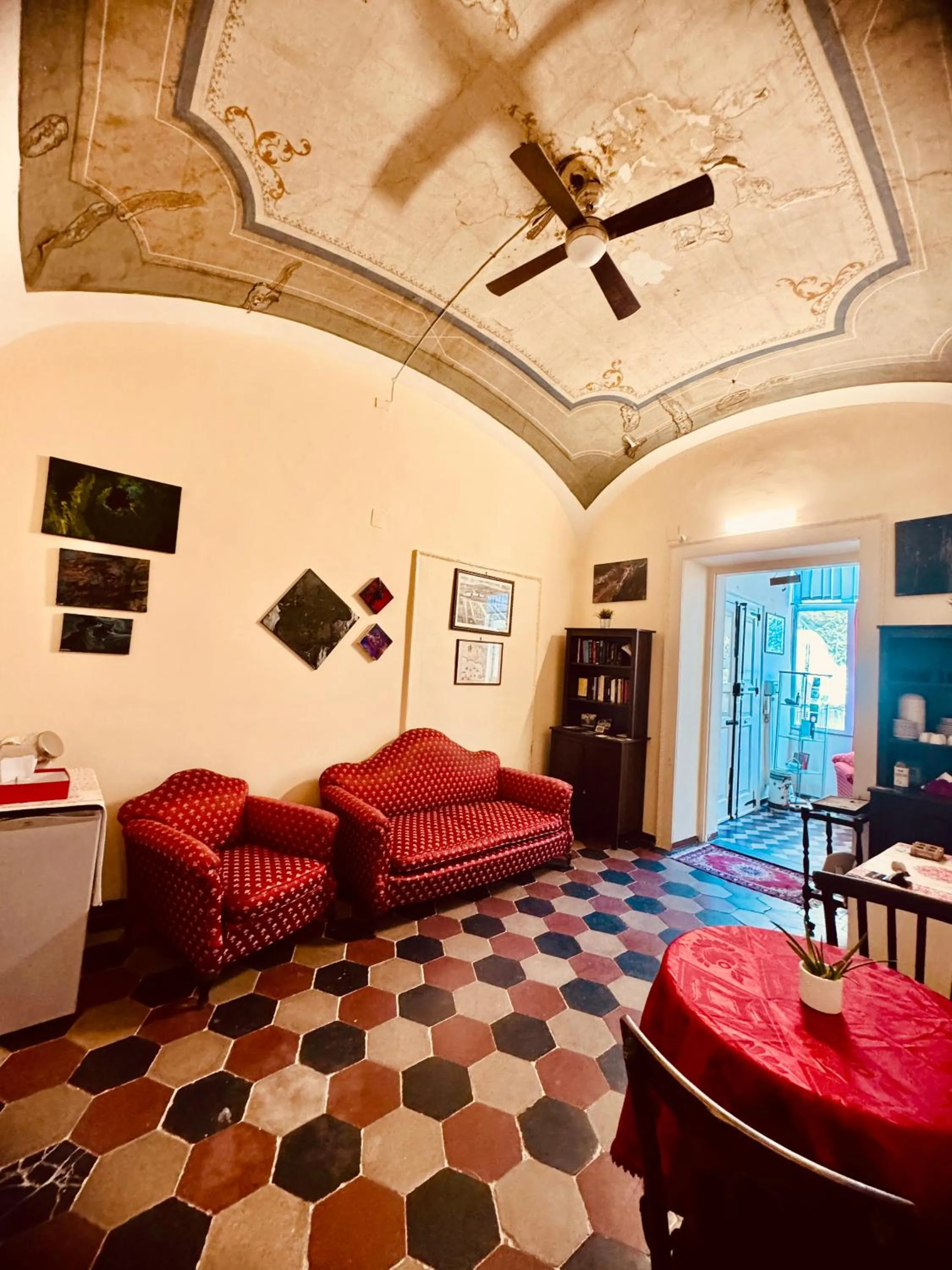 Communal lounge/ TV room in B&B Galileo Galilei