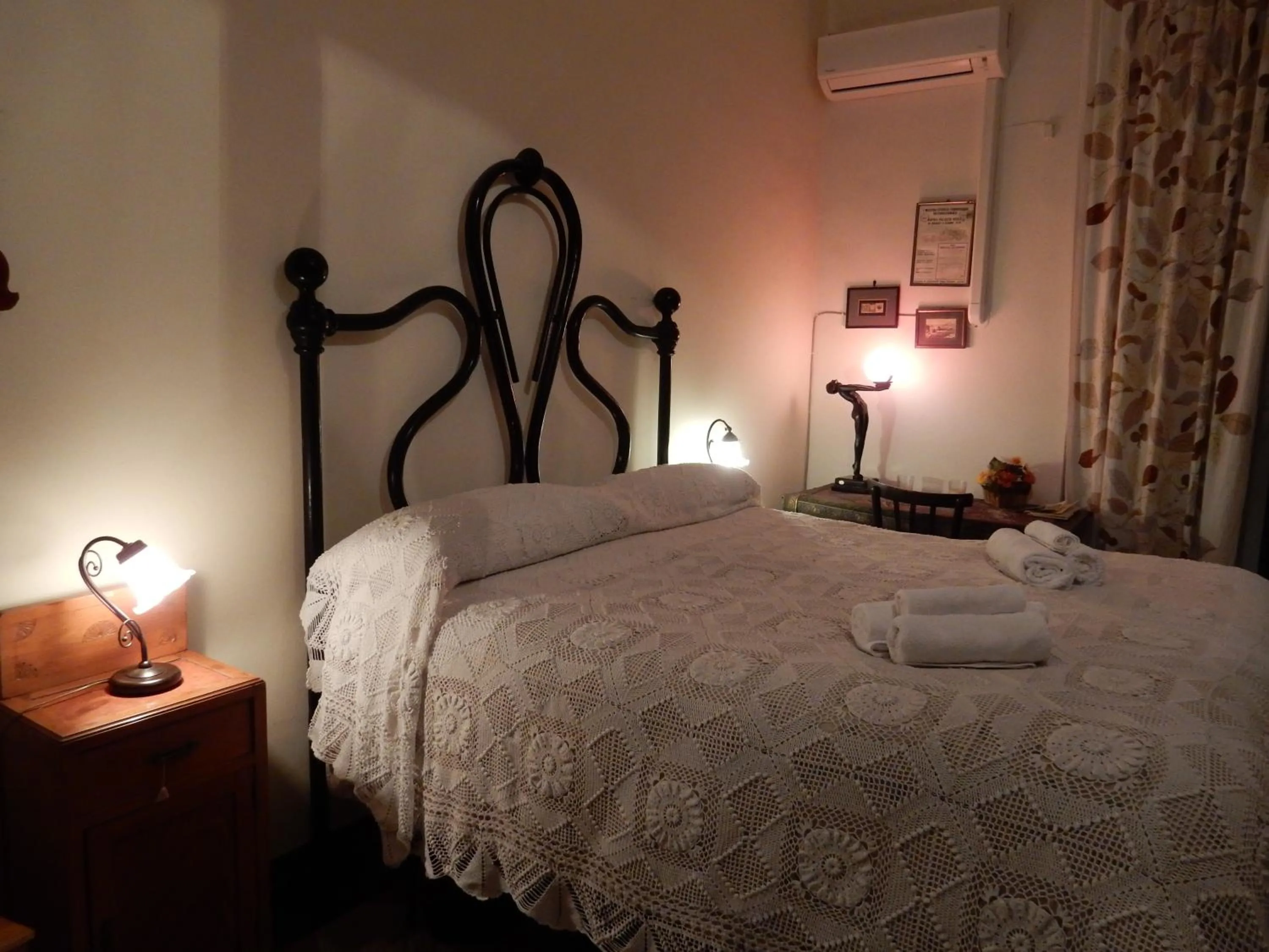 Decorative detail, Bed in B&B Galileo Galilei