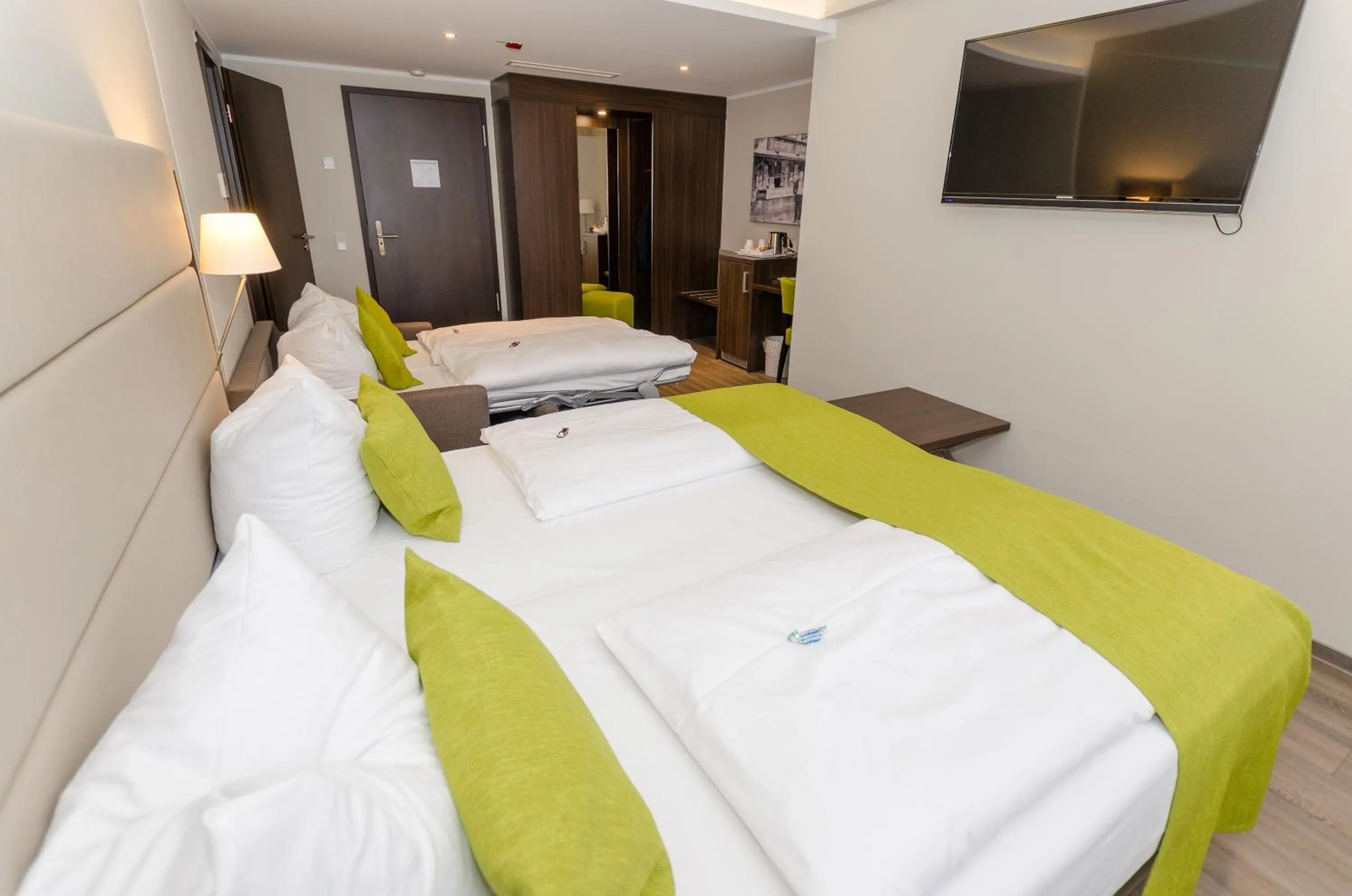 Photo of the whole room, Bed in hotel bomonti Nürnberg West