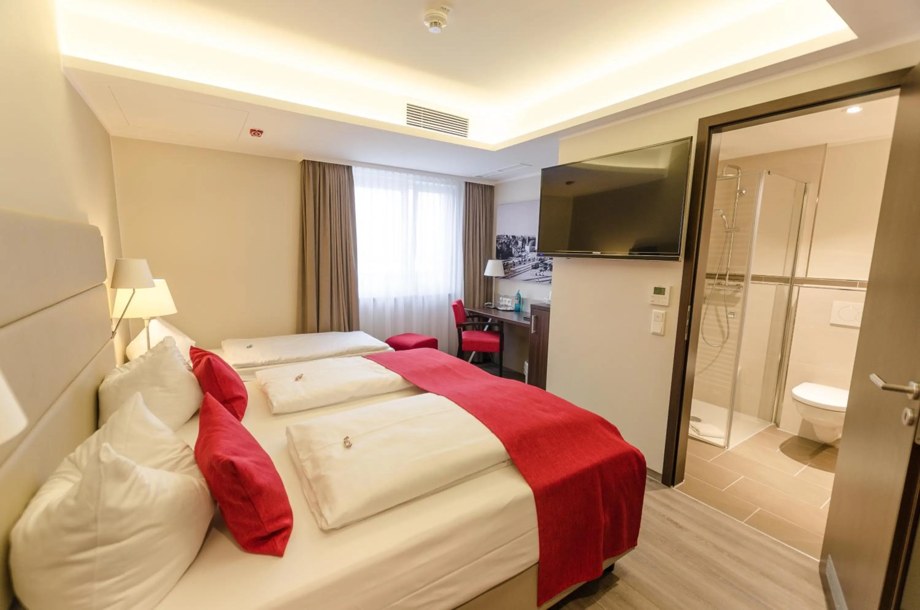 Photo of the whole room, Bed in hotel bomonti Nürnberg West