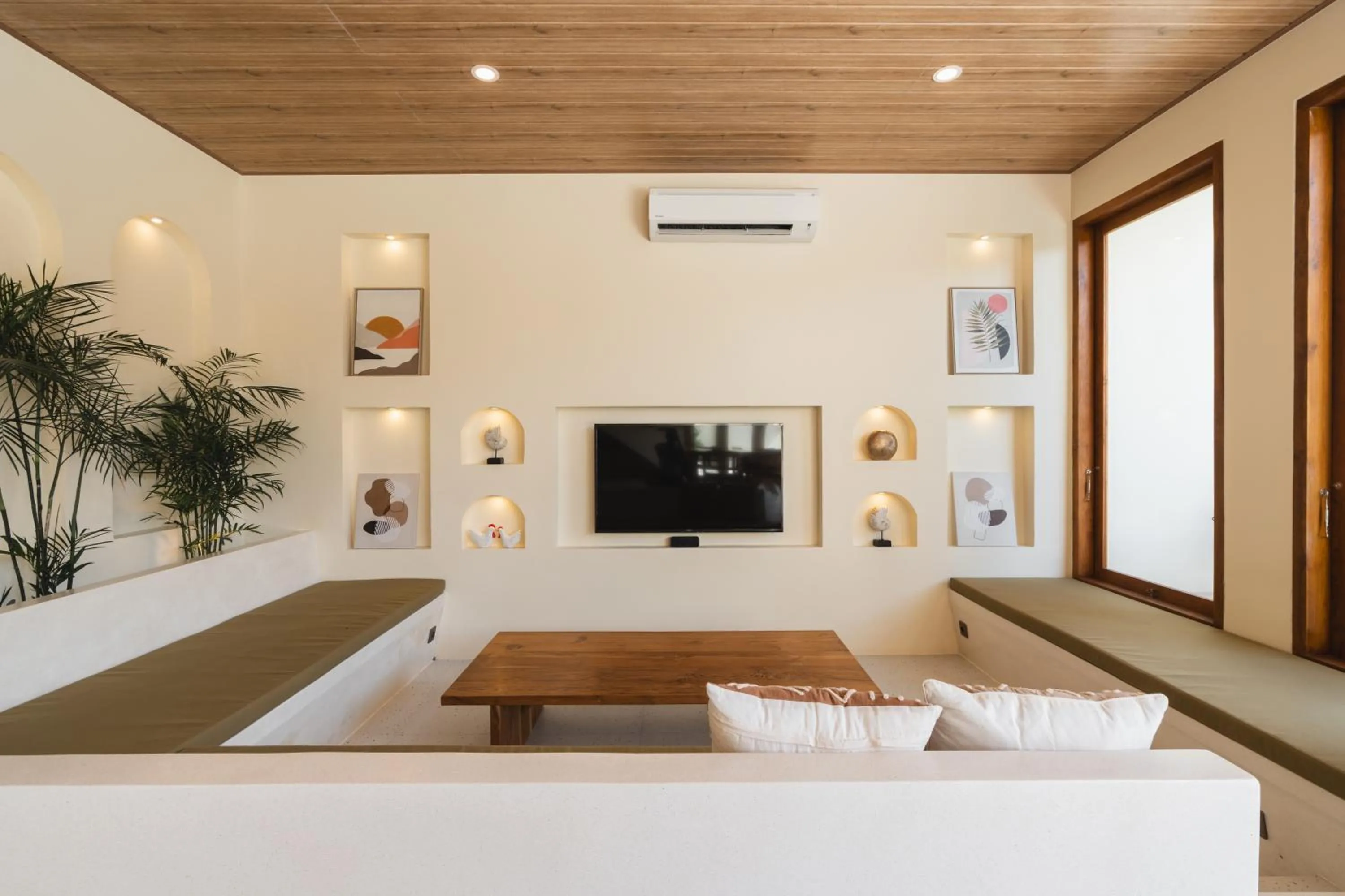 TV and multimedia, Bed in Copper Estate 1 by Alfred in Bali
