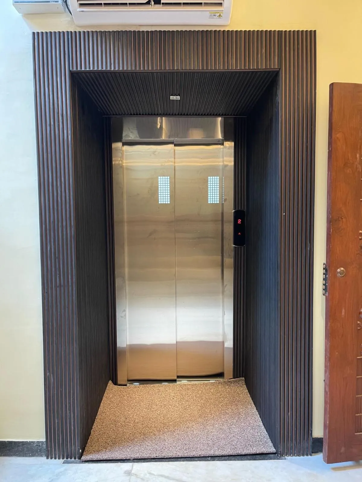 elevator in Suthanthira stay Inn