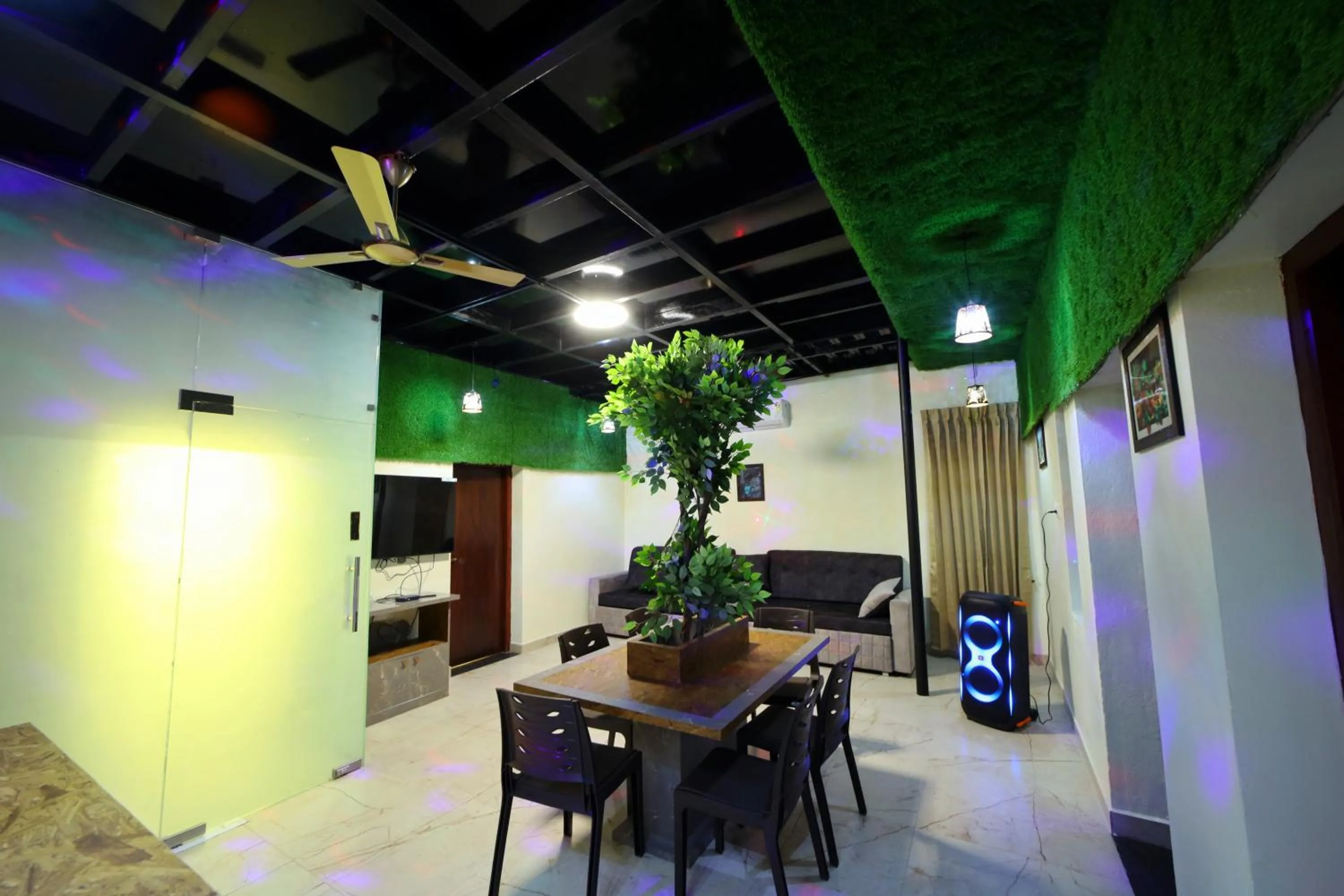 Communal lounge/ TV room in Suthanthira stay Inn