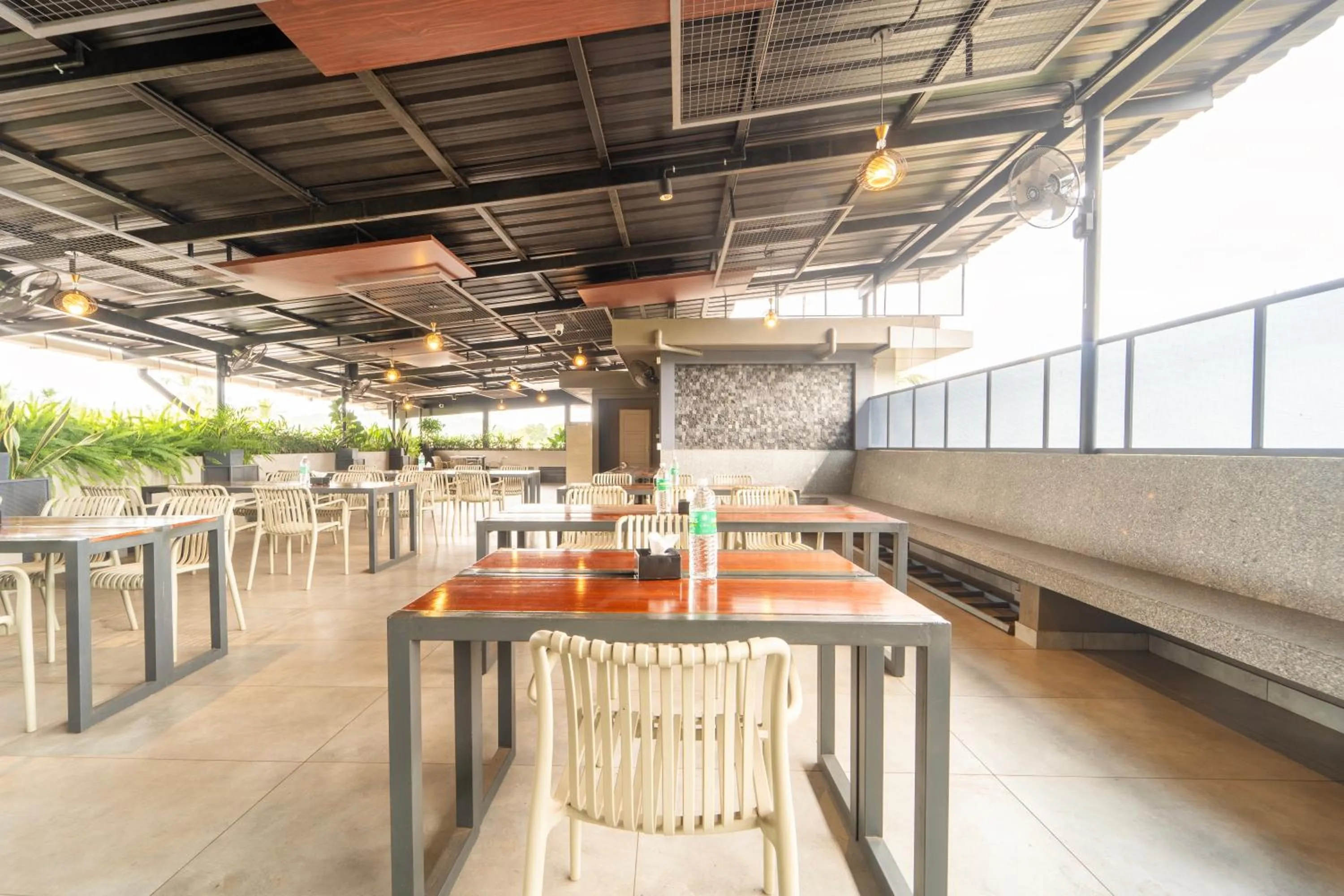 Restaurant/places to eat in Treebo MR Motel