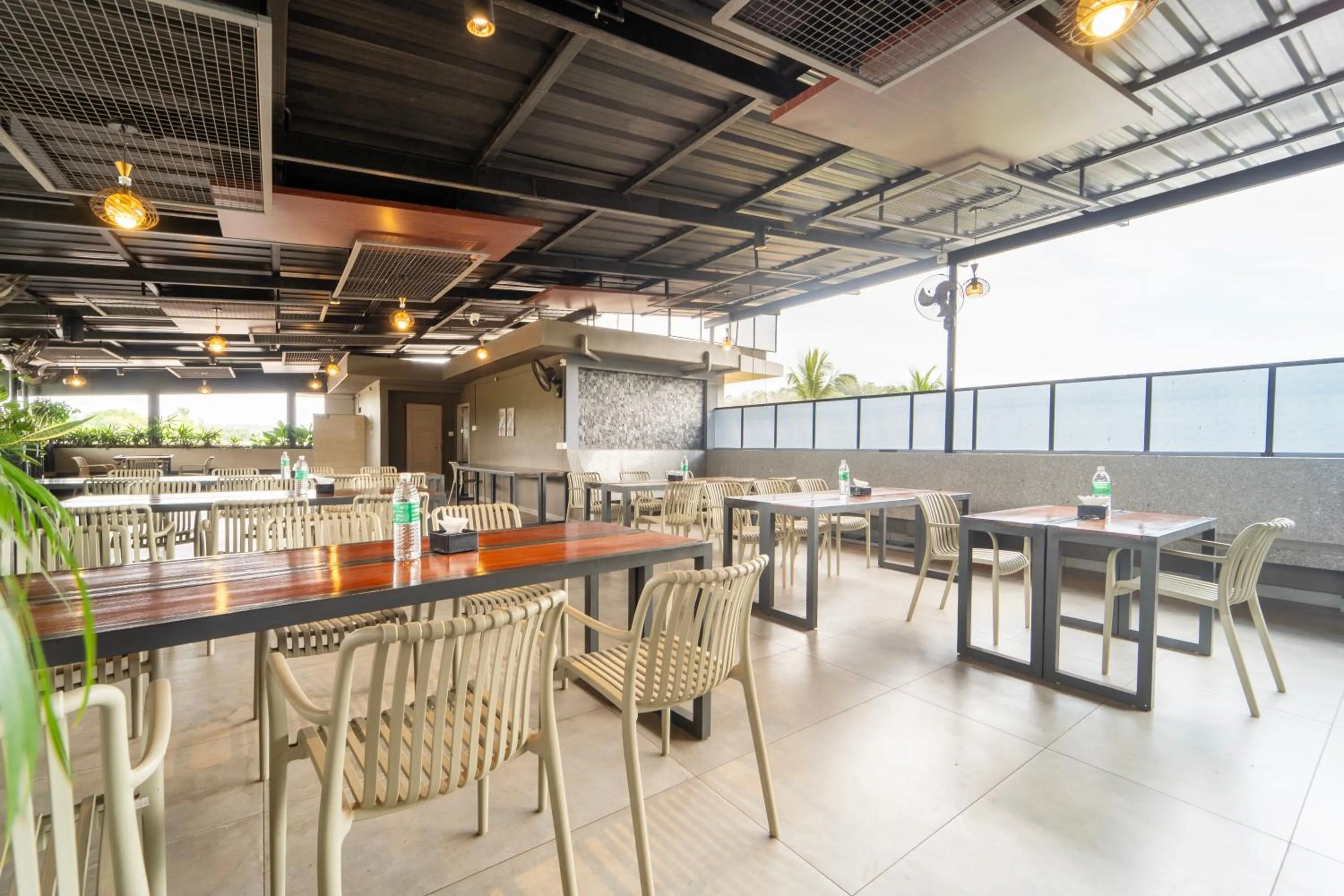 Restaurant/places to eat in Treebo MR Motel