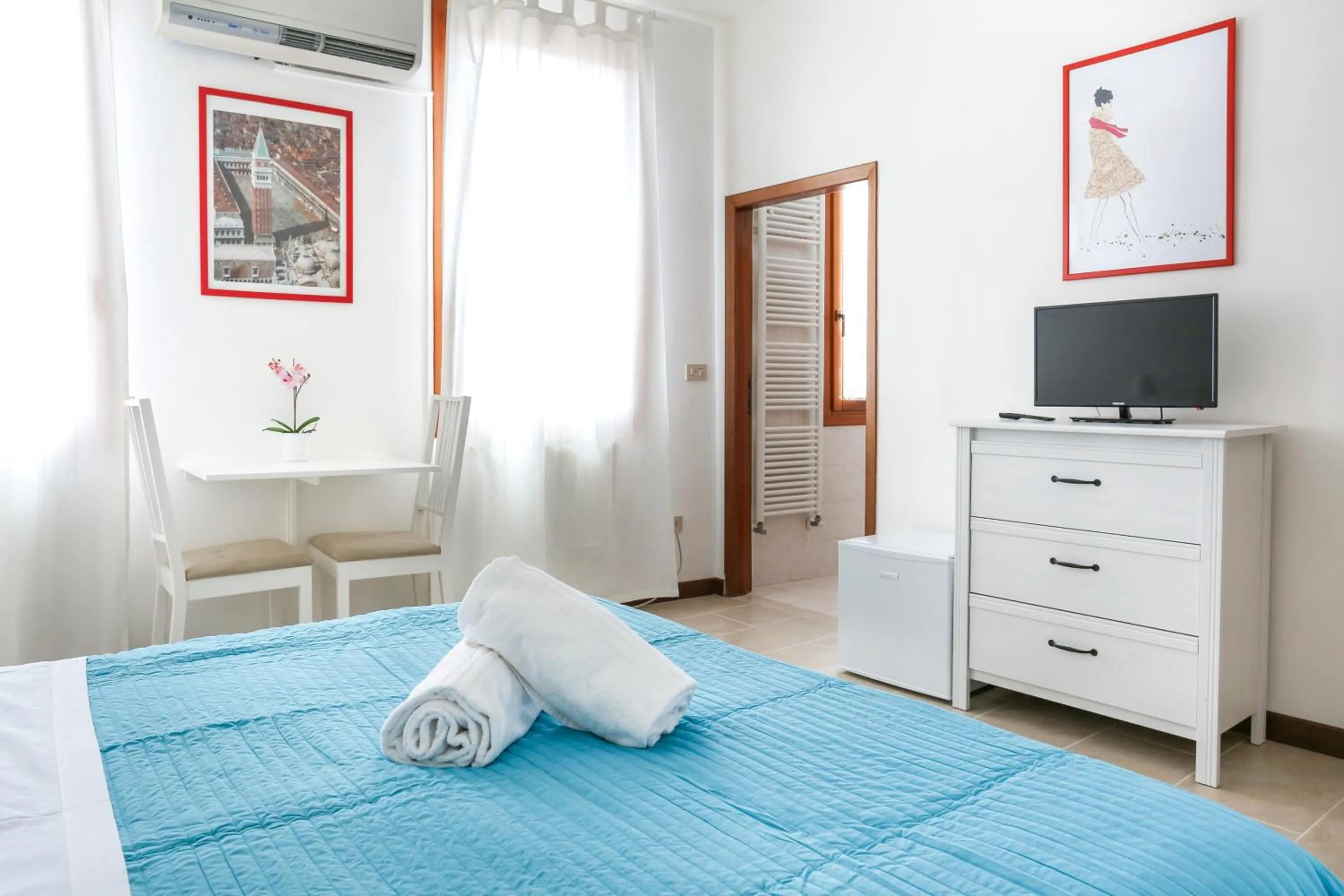 Bathroom, Bed in Inlaguna