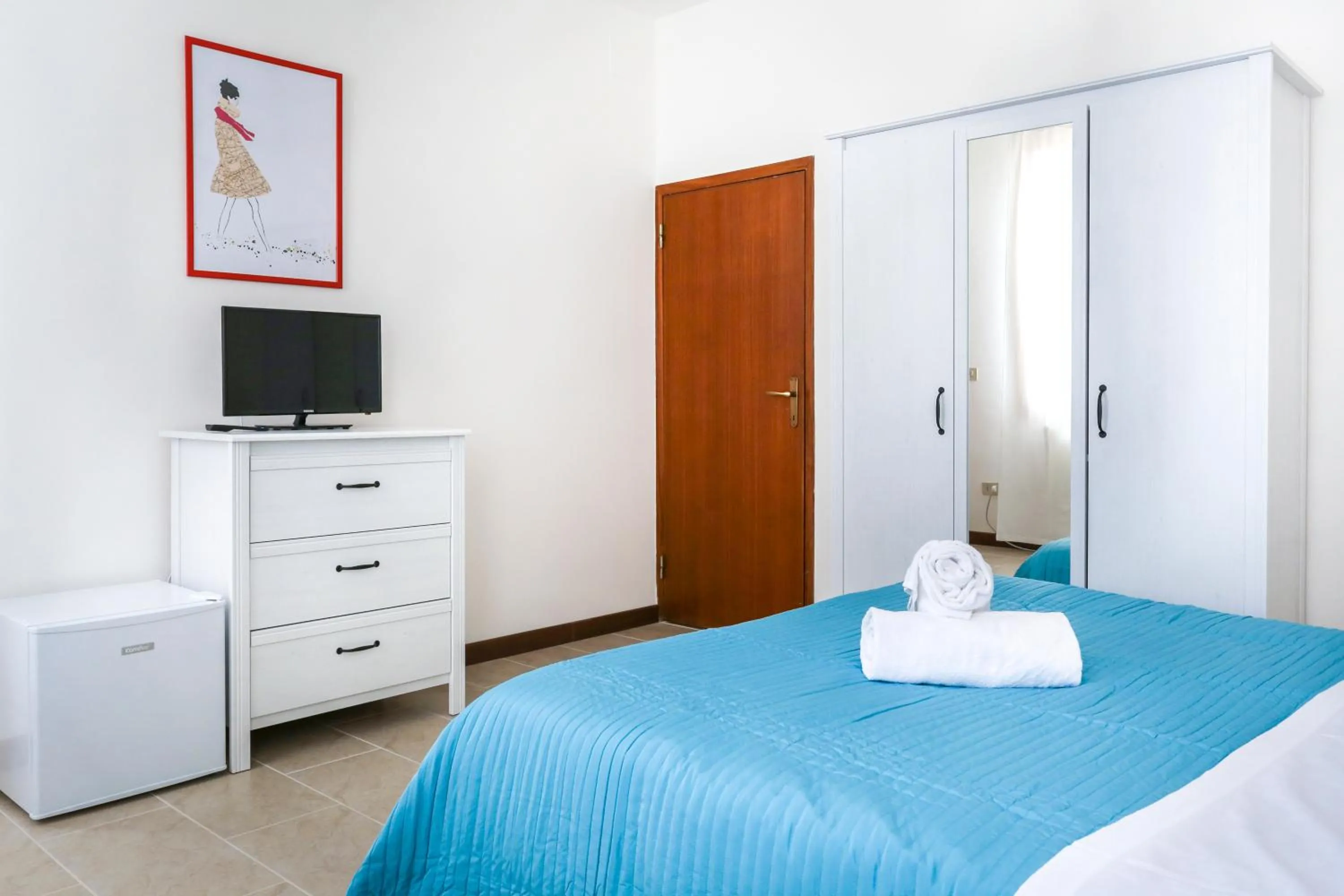 Photo of the whole room, Bed in Inlaguna