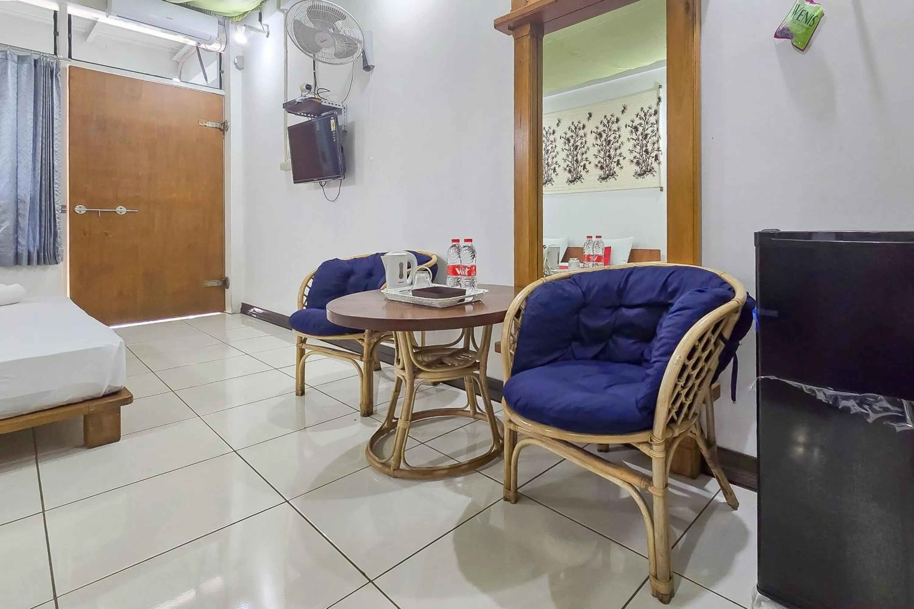 Seating area in RedDoorz Syariah at Jalan RA Kosasih Sukabumi