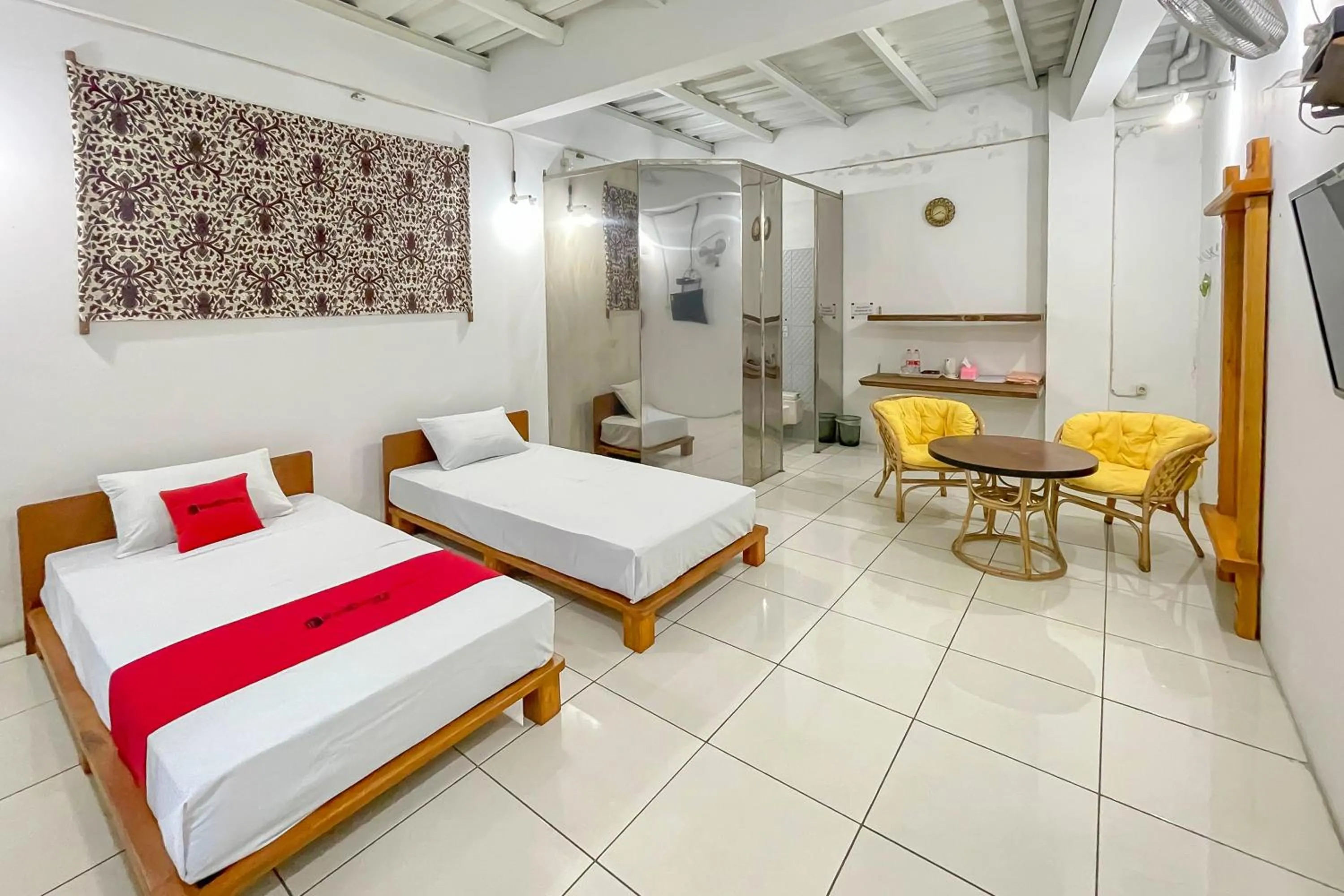 Deluxe Twin Room in RedDoorz Syariah at Jalan RA Kosasih Sukabumi