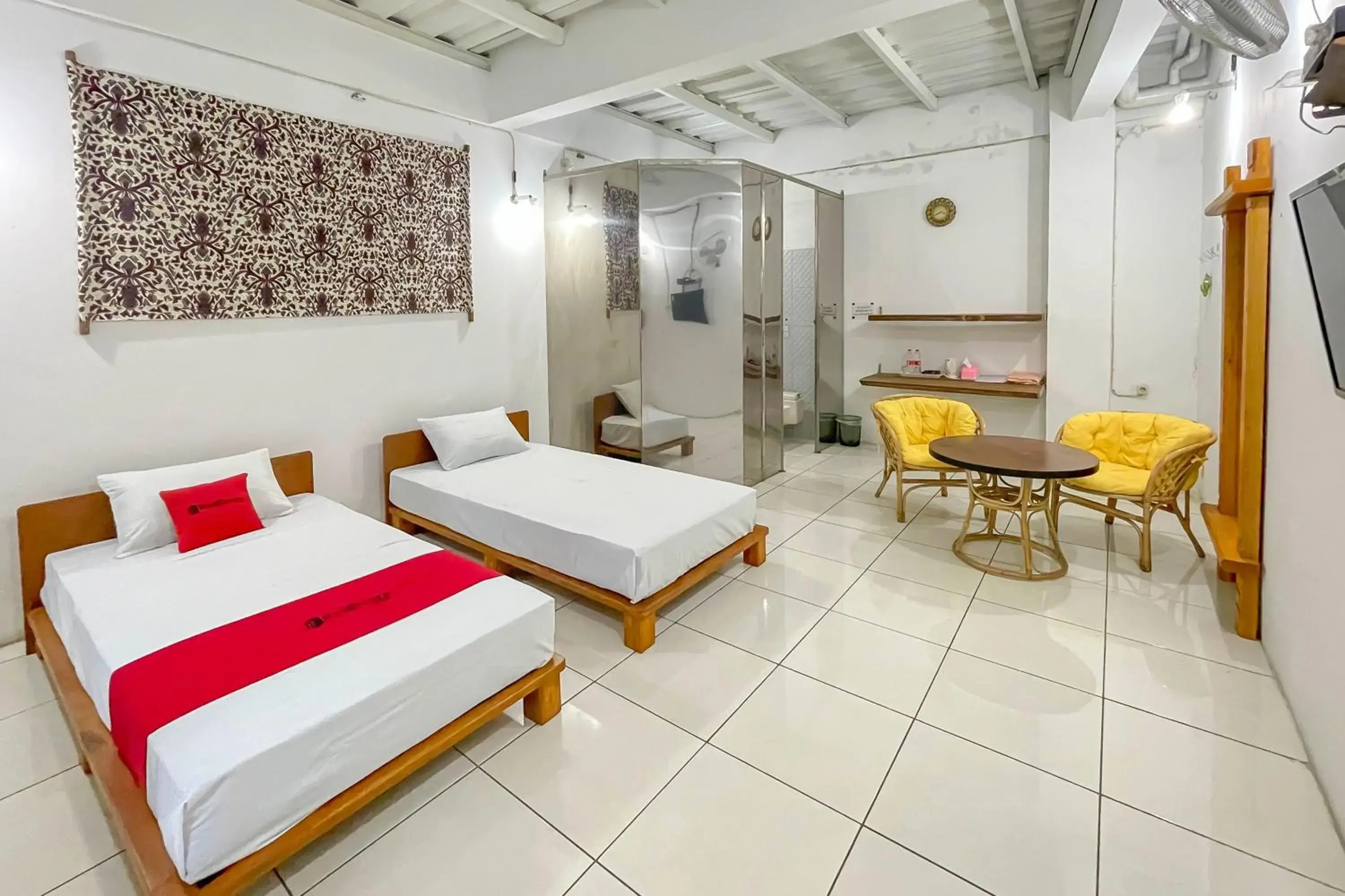 Deluxe Twin Room in RedDoorz Syariah at Jalan RA Kosasih Sukabumi Deluxe Twin Room in RedDoorz Syariah at Jalan RA Kosasih Sukabumi