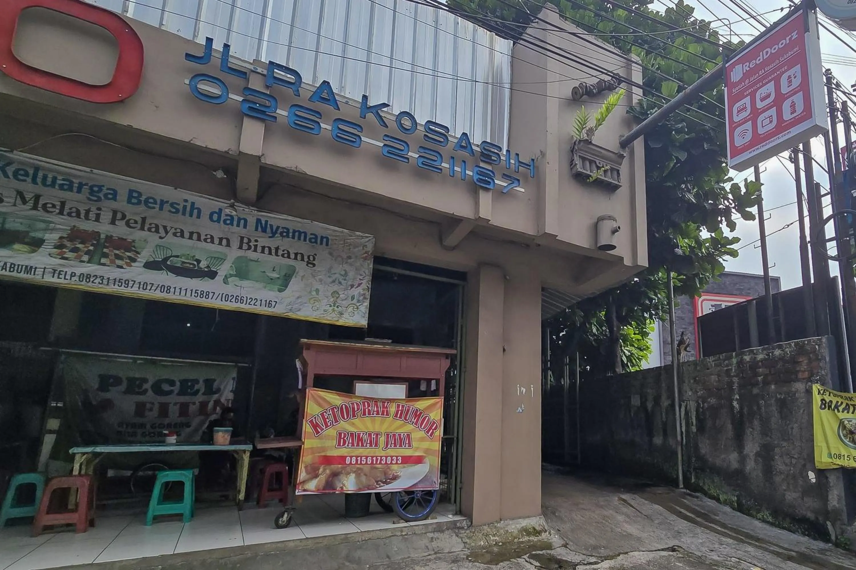 Facade/entrance in RedDoorz Syariah at Jalan RA Kosasih Sukabumi
