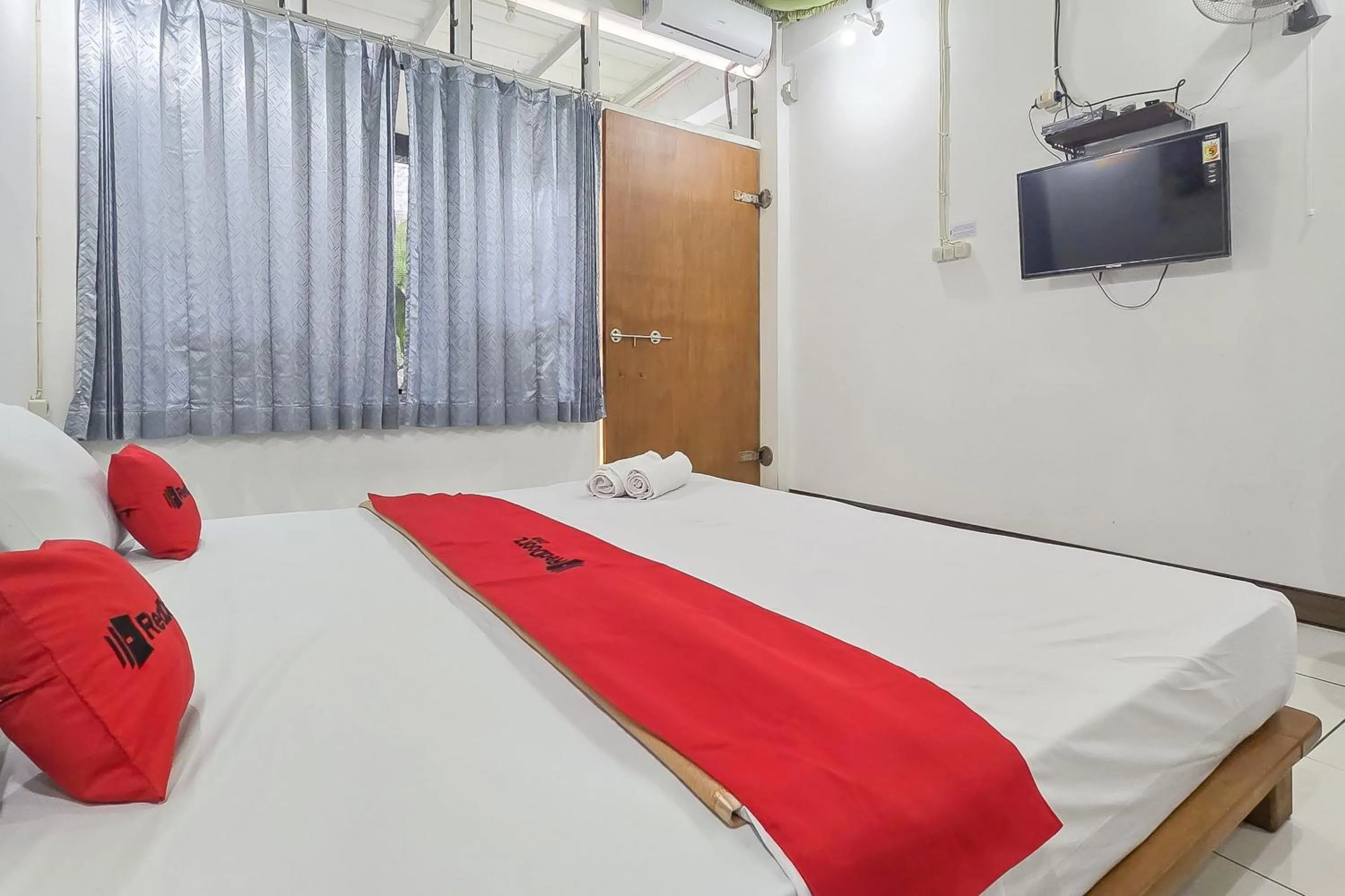 Bedroom, Bed in RedDoorz Syariah at Jalan RA Kosasih Sukabumi