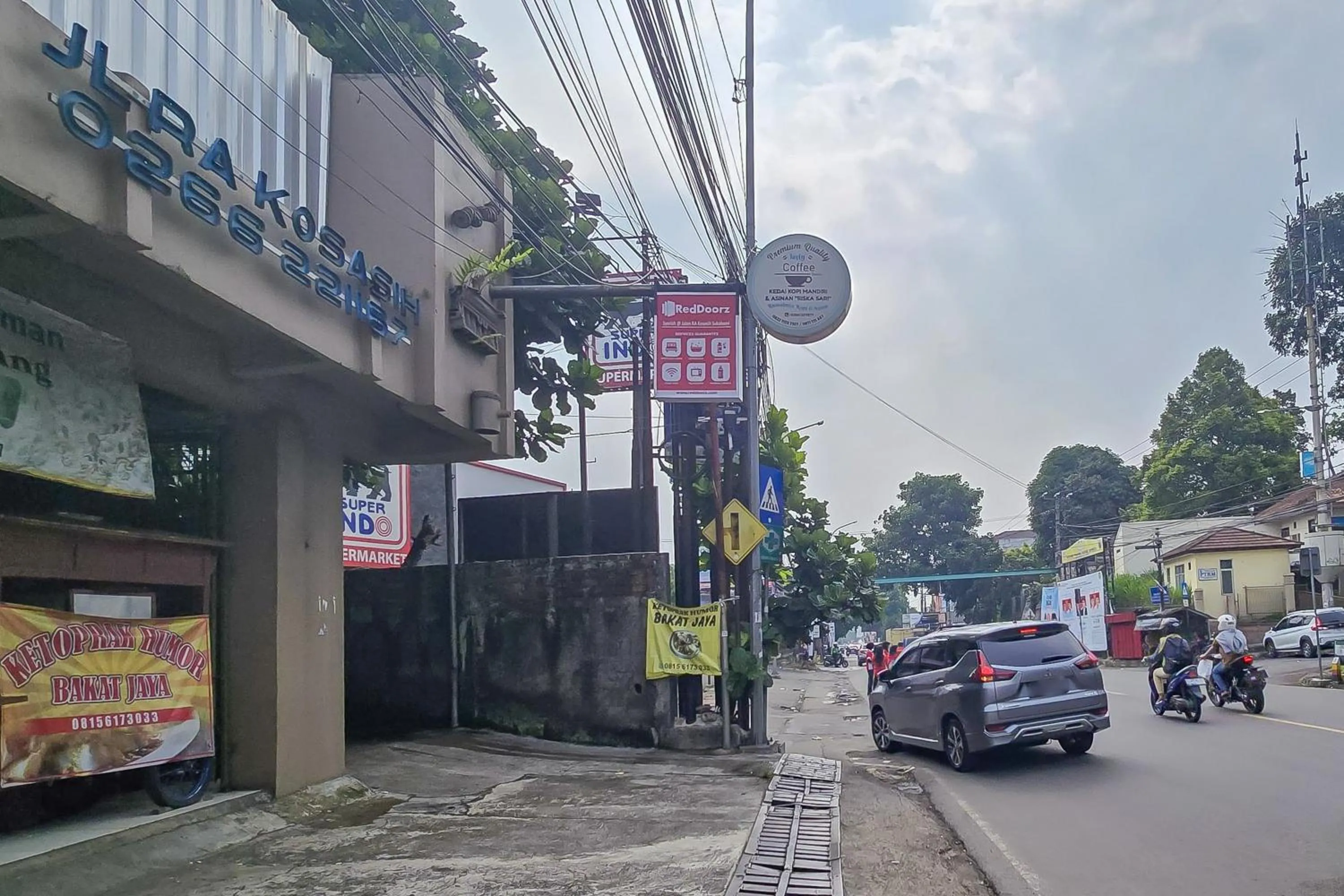 Facade/entrance in RedDoorz Syariah at Jalan RA Kosasih Sukabumi