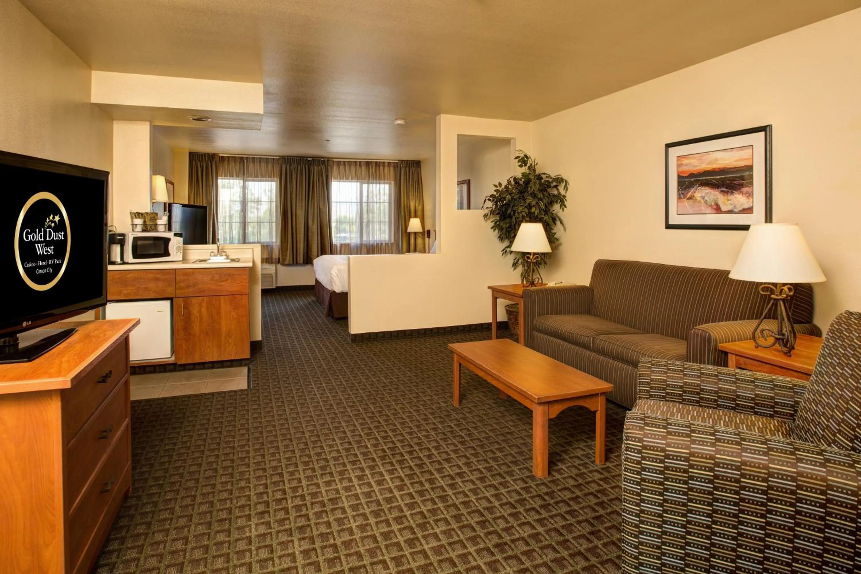 Deluxe Queen Suite with Spa Bath in Gold Dust West