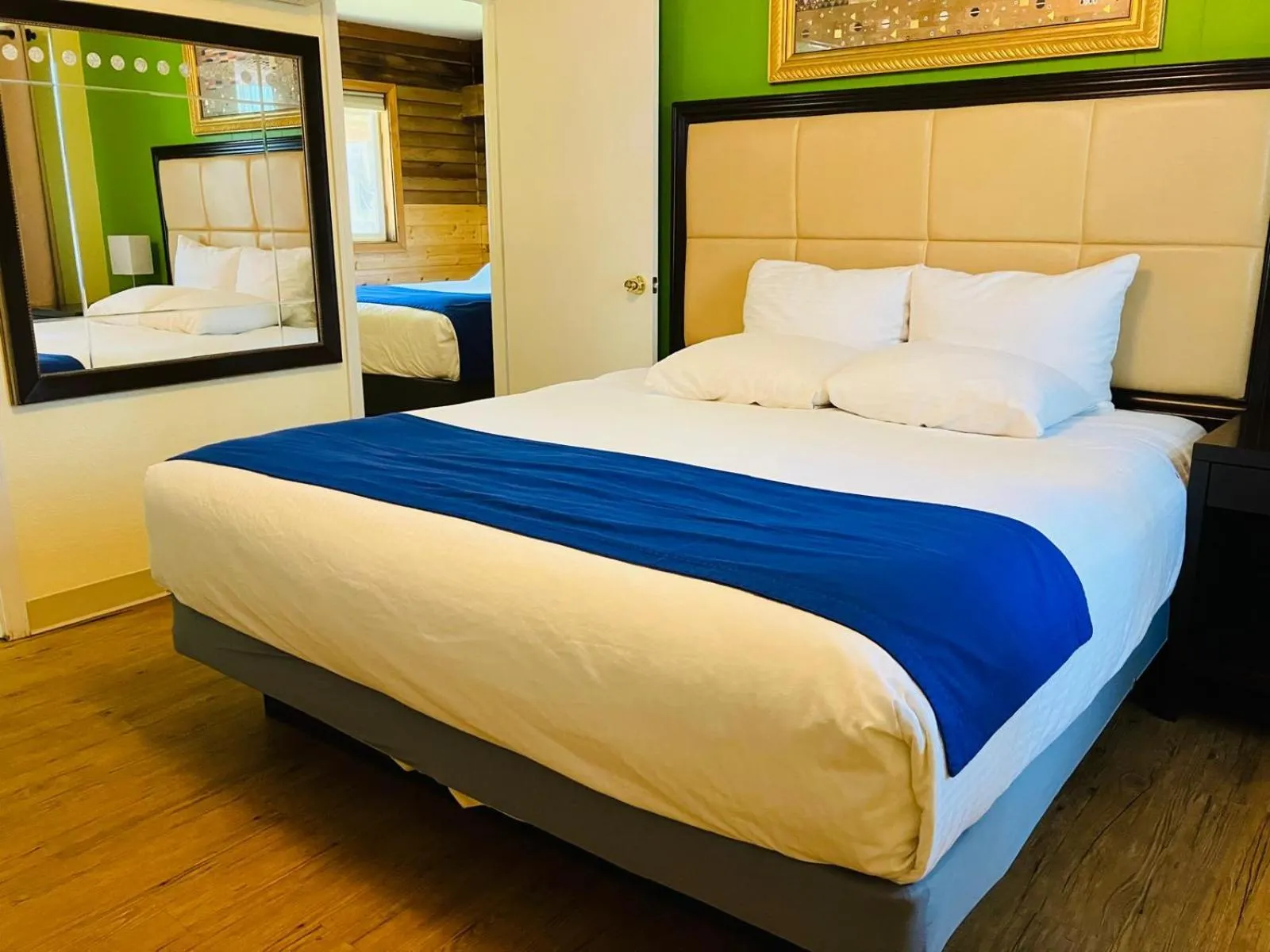 Bed in Eagle Crater Lake Inn