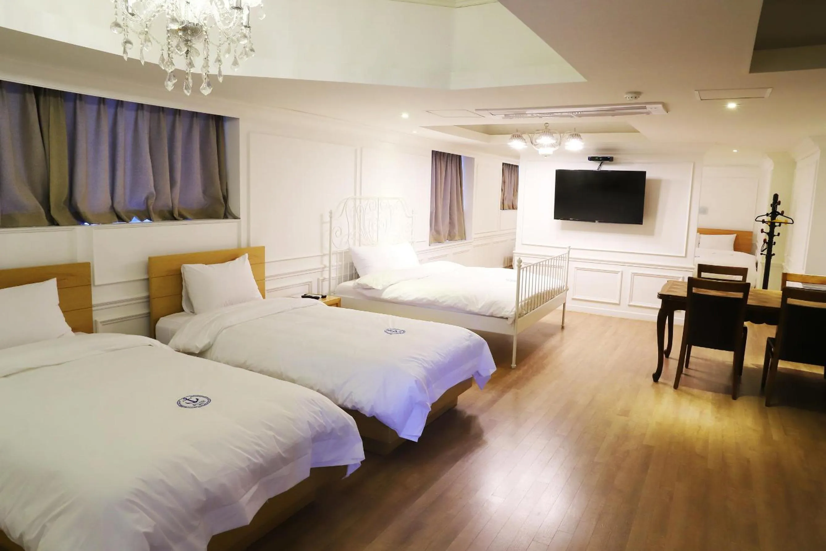 Bed in Hillside Hotel